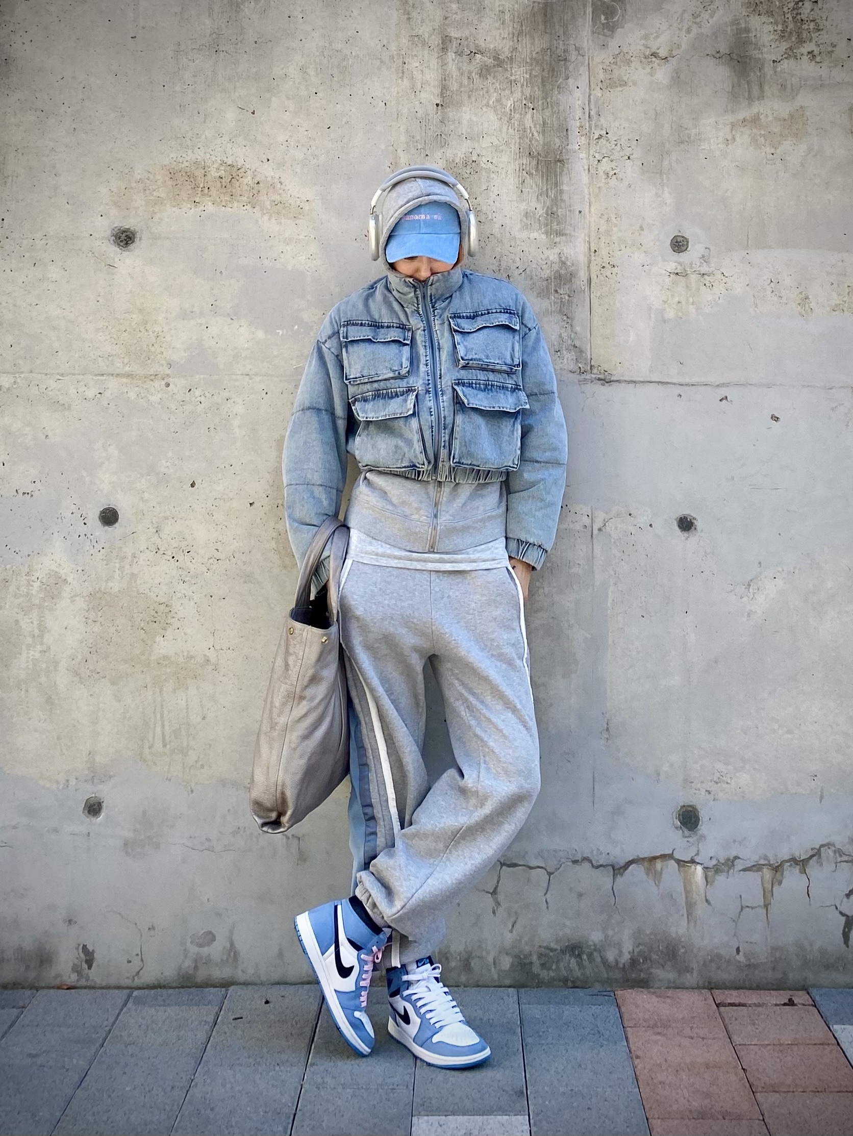 Jordan 1 Retro High OG University Blue, Apple AirPods Max Lightning Silver (Korean Ver.) 착용 스타일 - 1