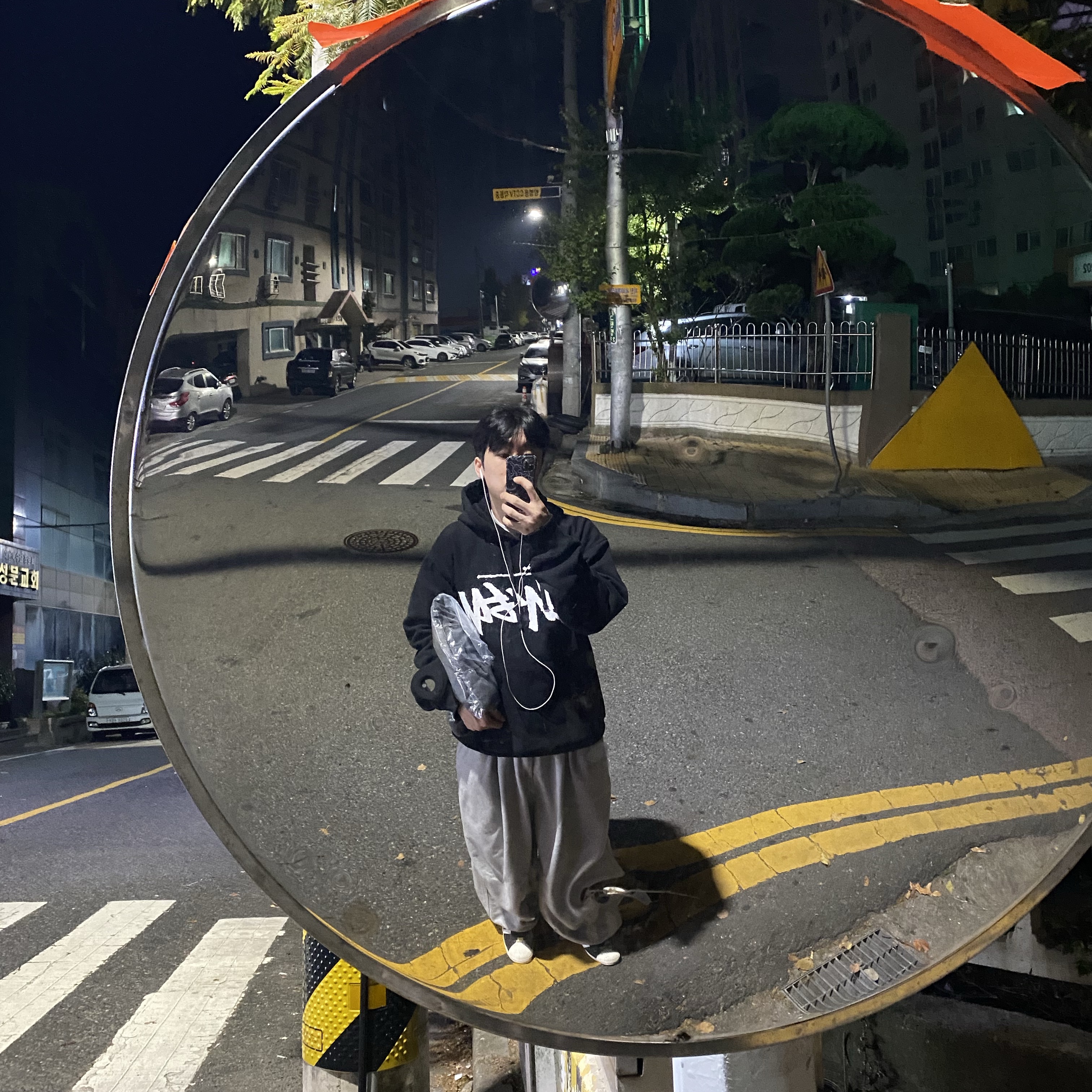 Stussy Big Stock Hoodie Black, Adidas x BAPE Superstar 80s Core Black Off White 착용 스타일 - 2