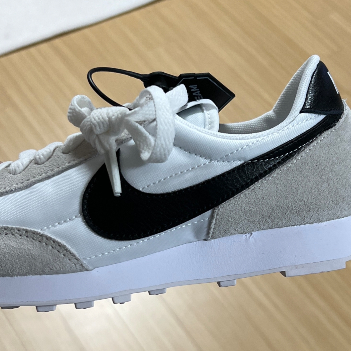 (W) Nike Daybreak Summit White Black 착용 스타일 - 1