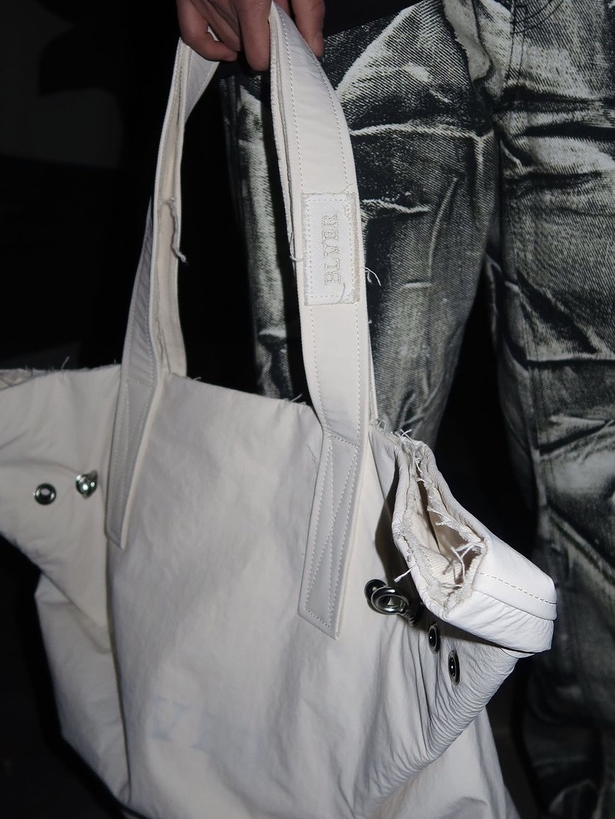 BLR Ho-Mi Jacket Black, BLR Bolt Tote Bag Ivory 착용 스타일 - 2