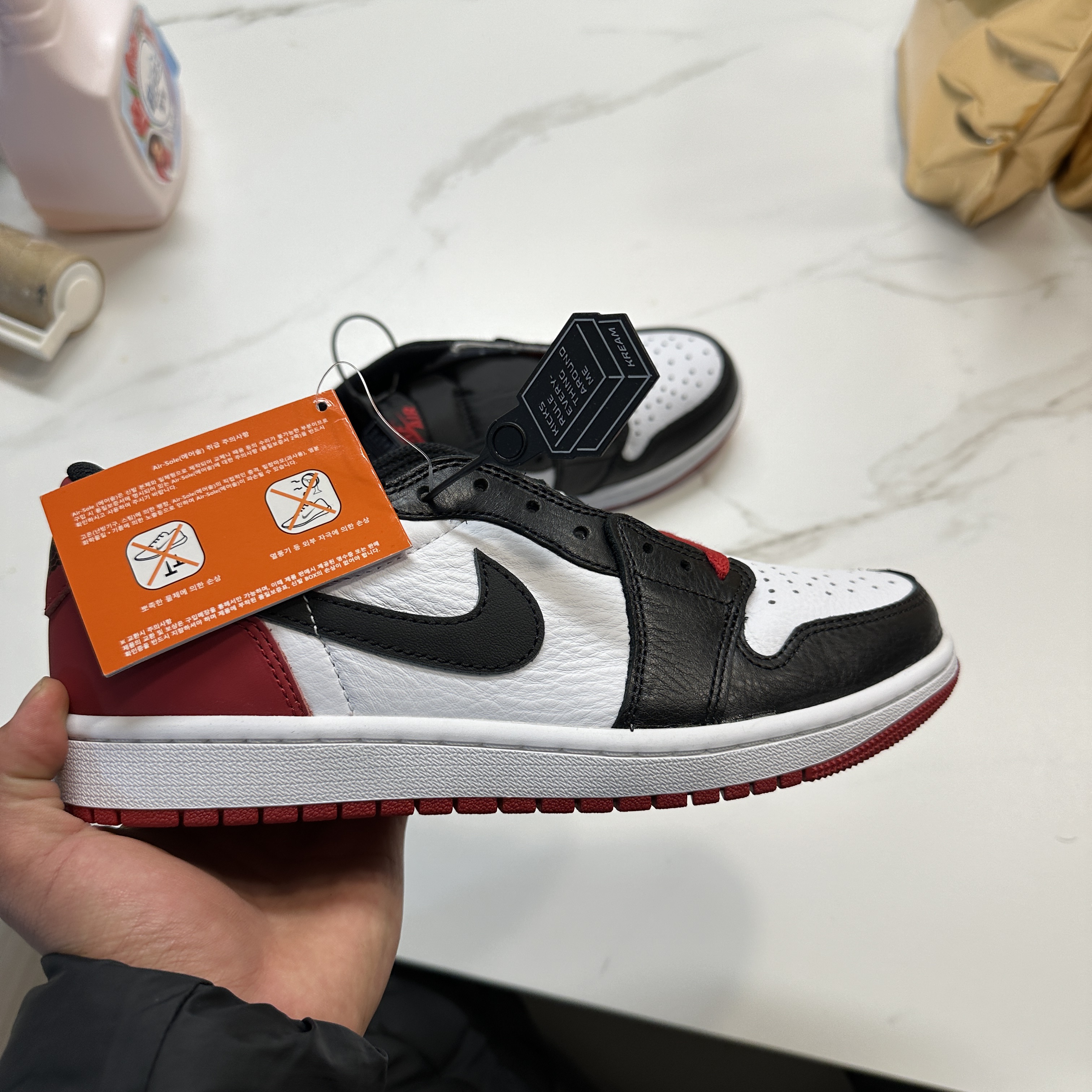 Nike NSW Everyday Essential Crew Socks White University Red (3 Pack/Korean Ver.), Jordan 1 Retro Low OG Black Toe 착용 스타일 - 2