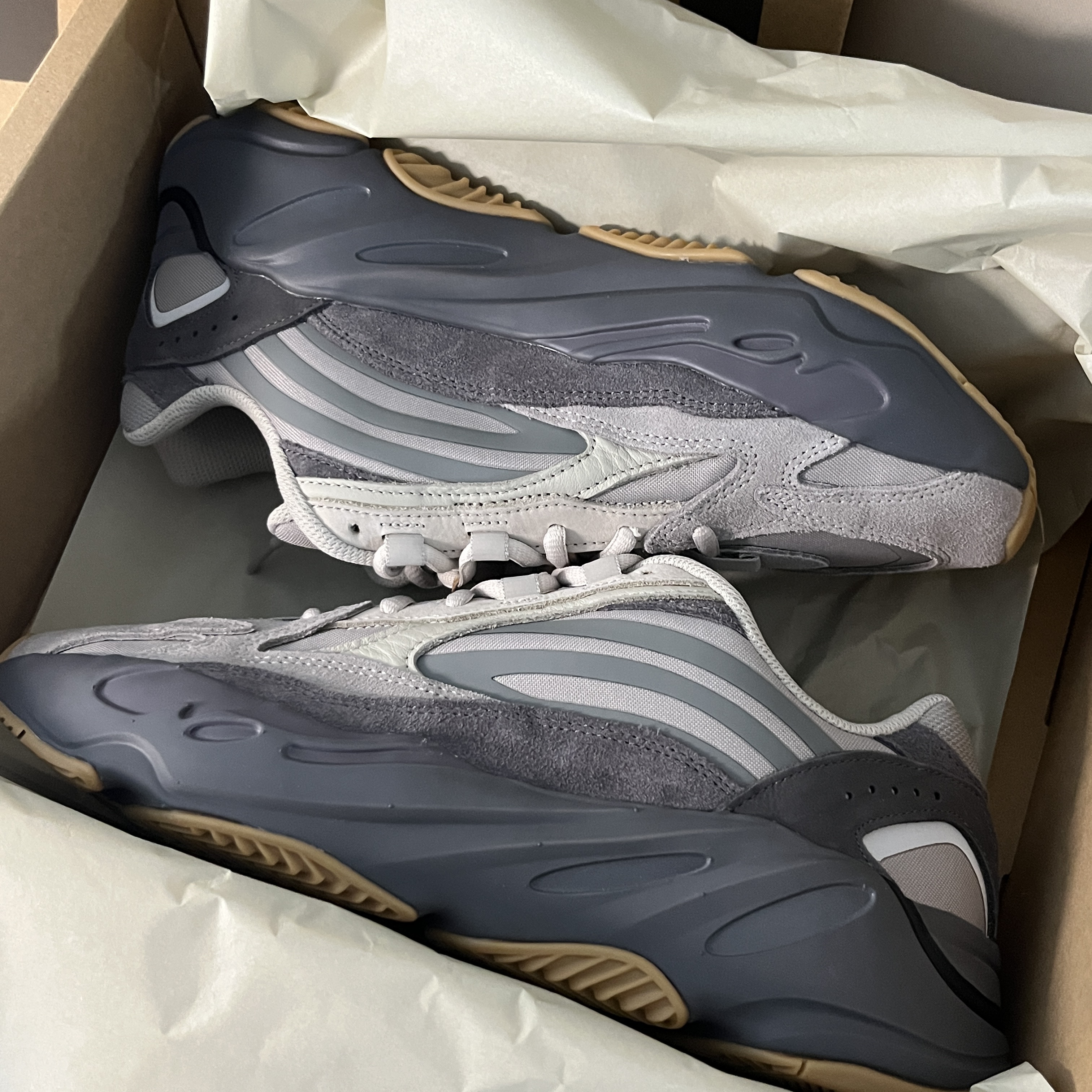 Adidas Yeezy Boost 700 V2 Tephra 2023 착용 스타일