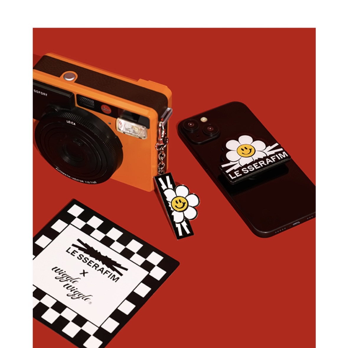 LE SSERAFIM x Wiggle Wiggle Metal Keyring 착용 스타일 - 2