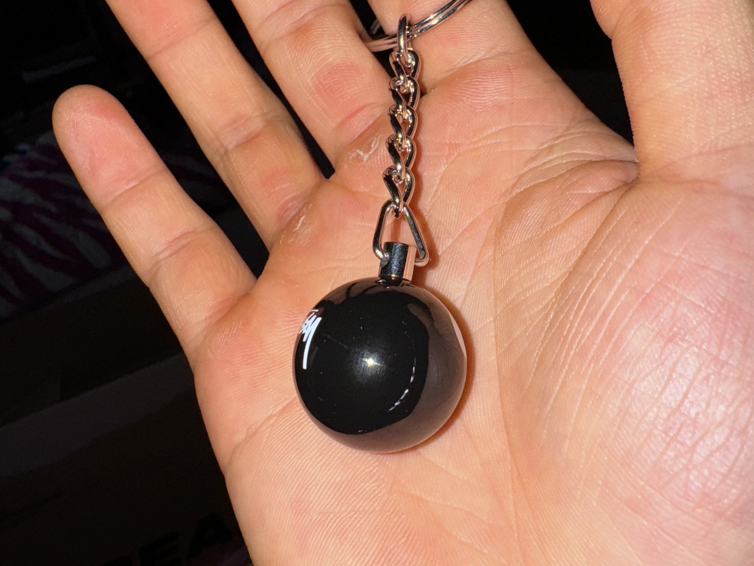 Stussy 8 Ball Keychain Black 착용 스타일