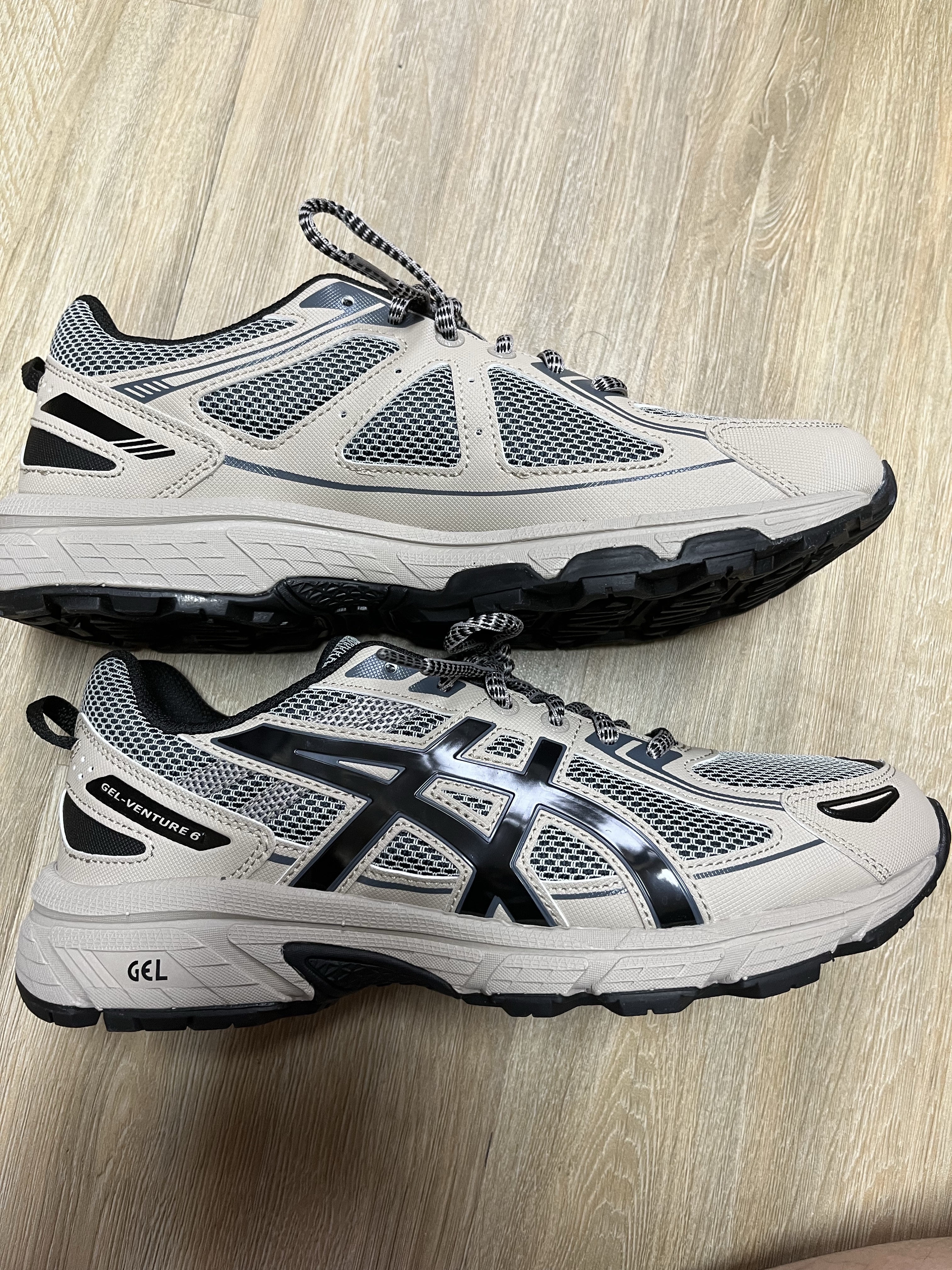 Asics Gel-Venture 6 Feather Grey Black 착용 스타일 - 1