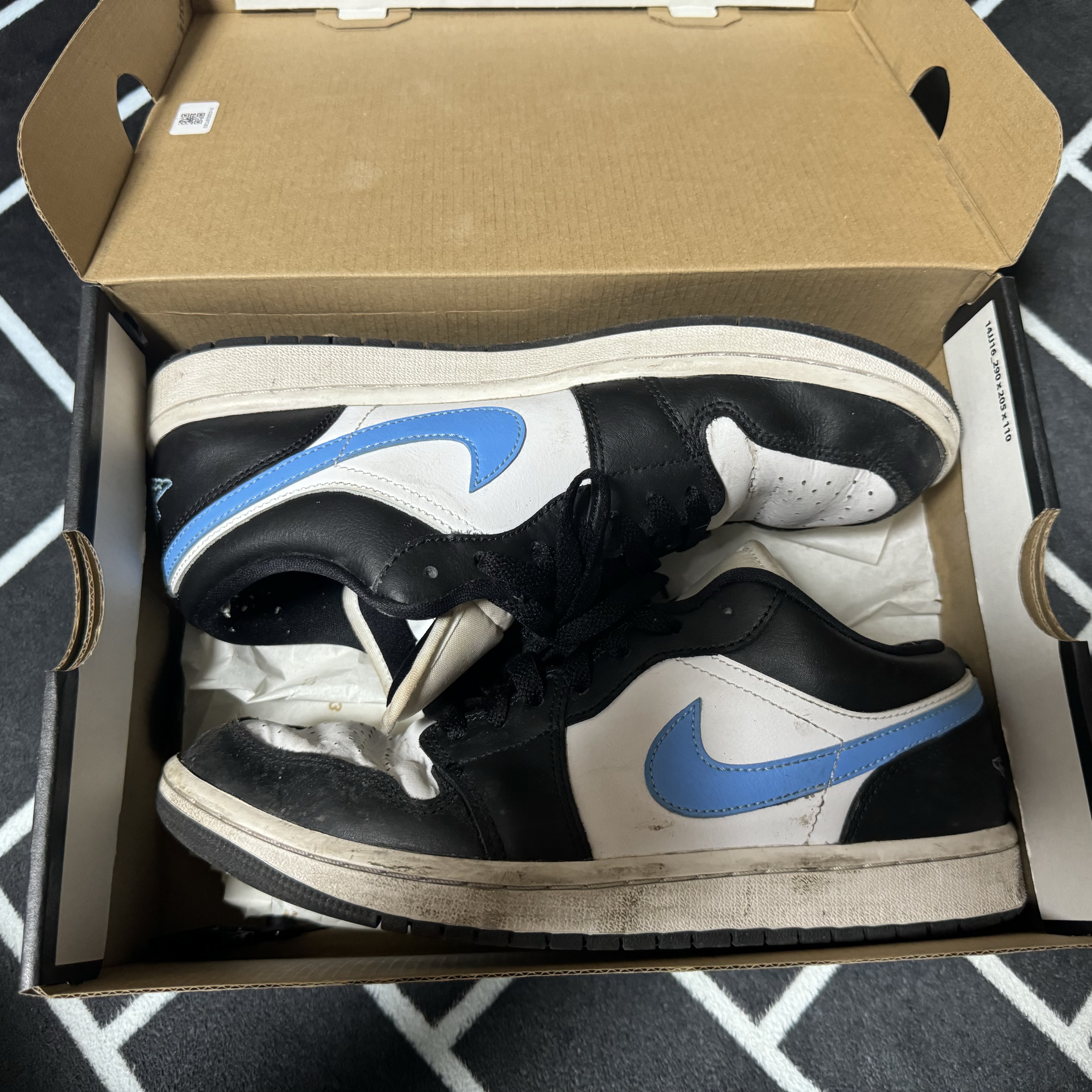 (W) Jordan 1 Low Black University Blue, Nike Dunk Low Retro Black 착용 스타일 - 1