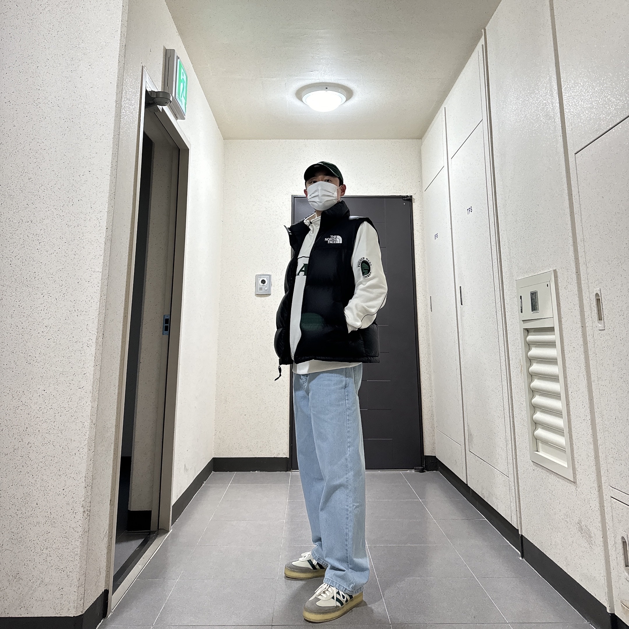 The North Face 1996 Retro Nuptse Vest Black, Palace x Droors Jean Medium Rinse Wash - 23SS 착용 스타일
