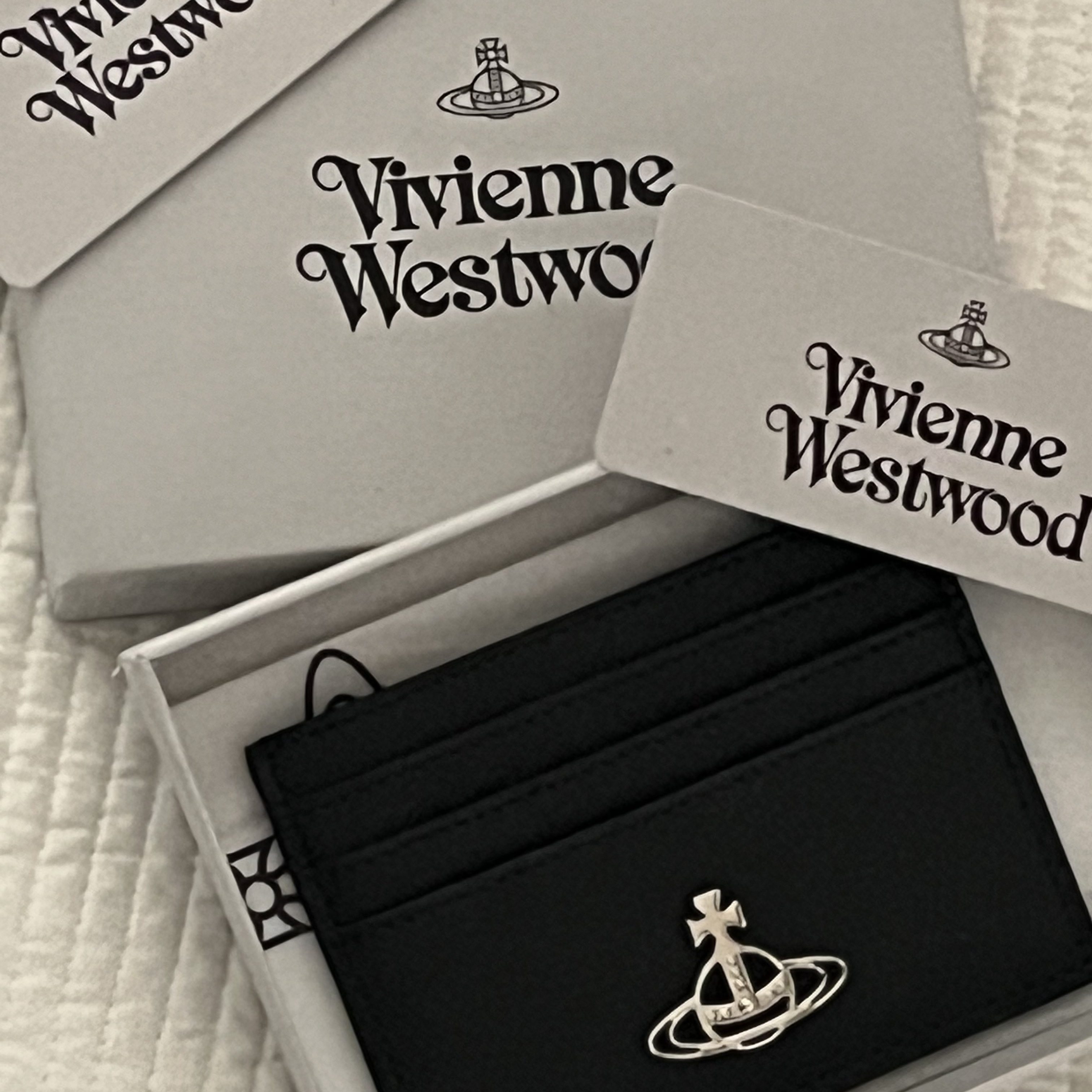 Vivienne Westwood Logo Card Holder Black 착용 스타일