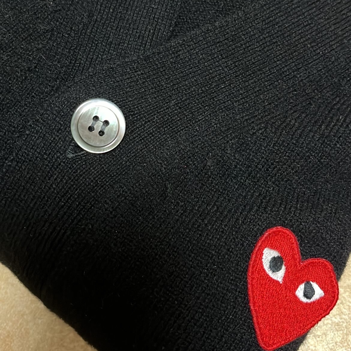 Play Comme des Garcons Knit Red Heart Cardigan Black 착용 스타일 - 2