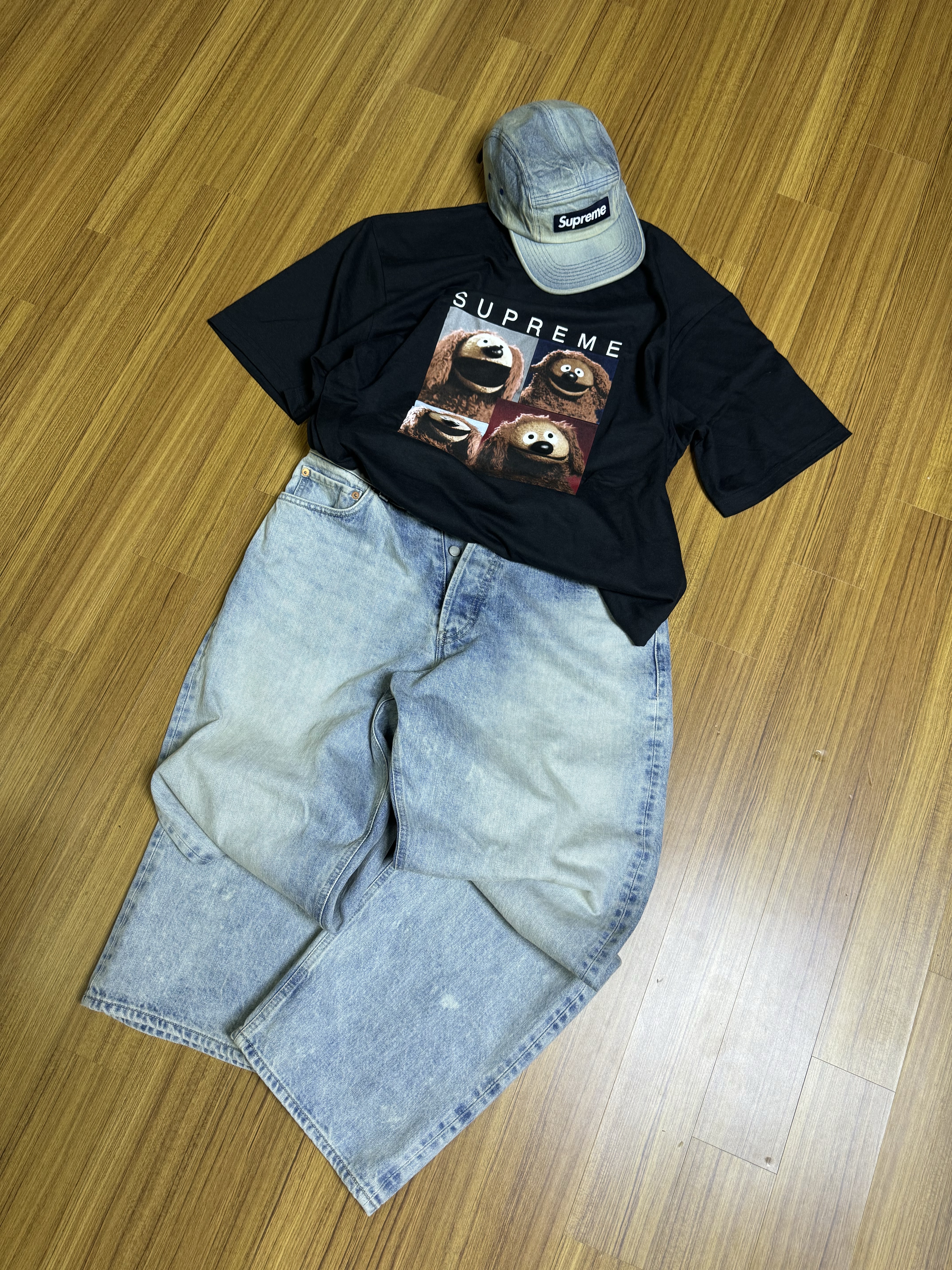 Supreme Washed Chino Twill Camp Cap Dirty Indigo - 24SS, Supreme Rowlf T-Shirt Black - 24SS 착용 스타일 - 1