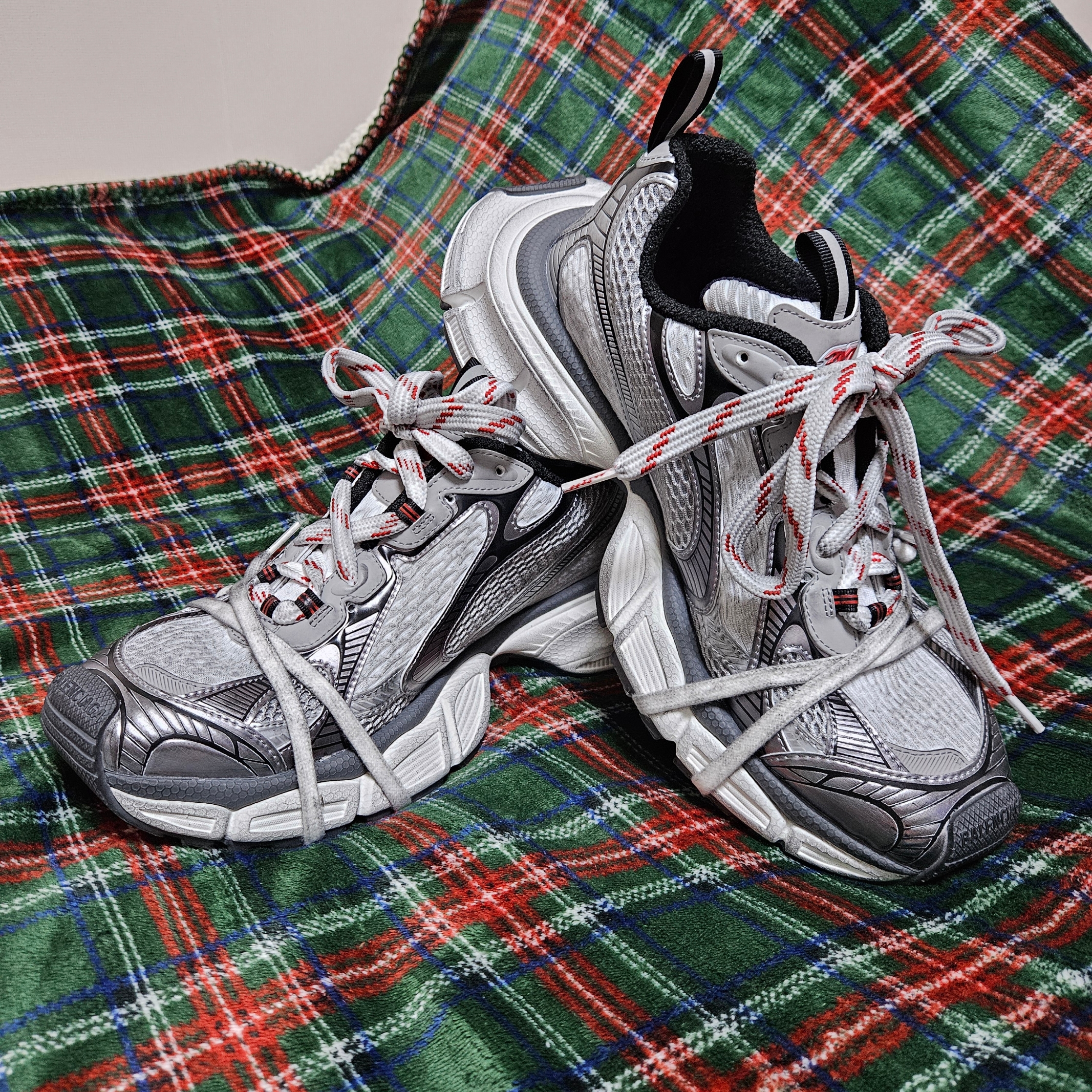 Balenciaga 3XL Sneakers Grey White Red 착용 스타일