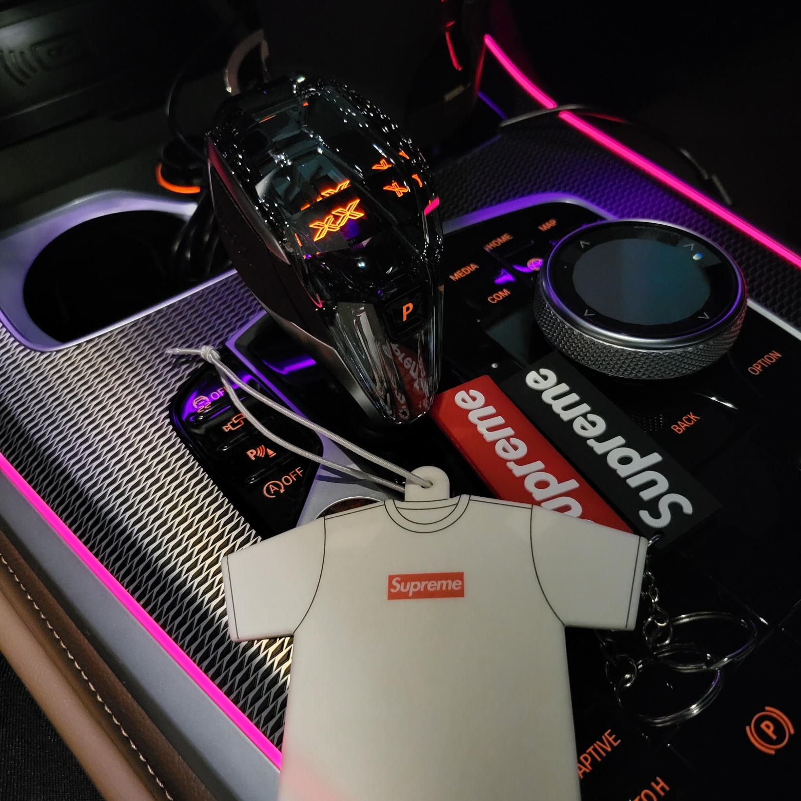 Supreme Kuumba T-Shirt Air Freshener White - 22FW 착용 스타일 - 1