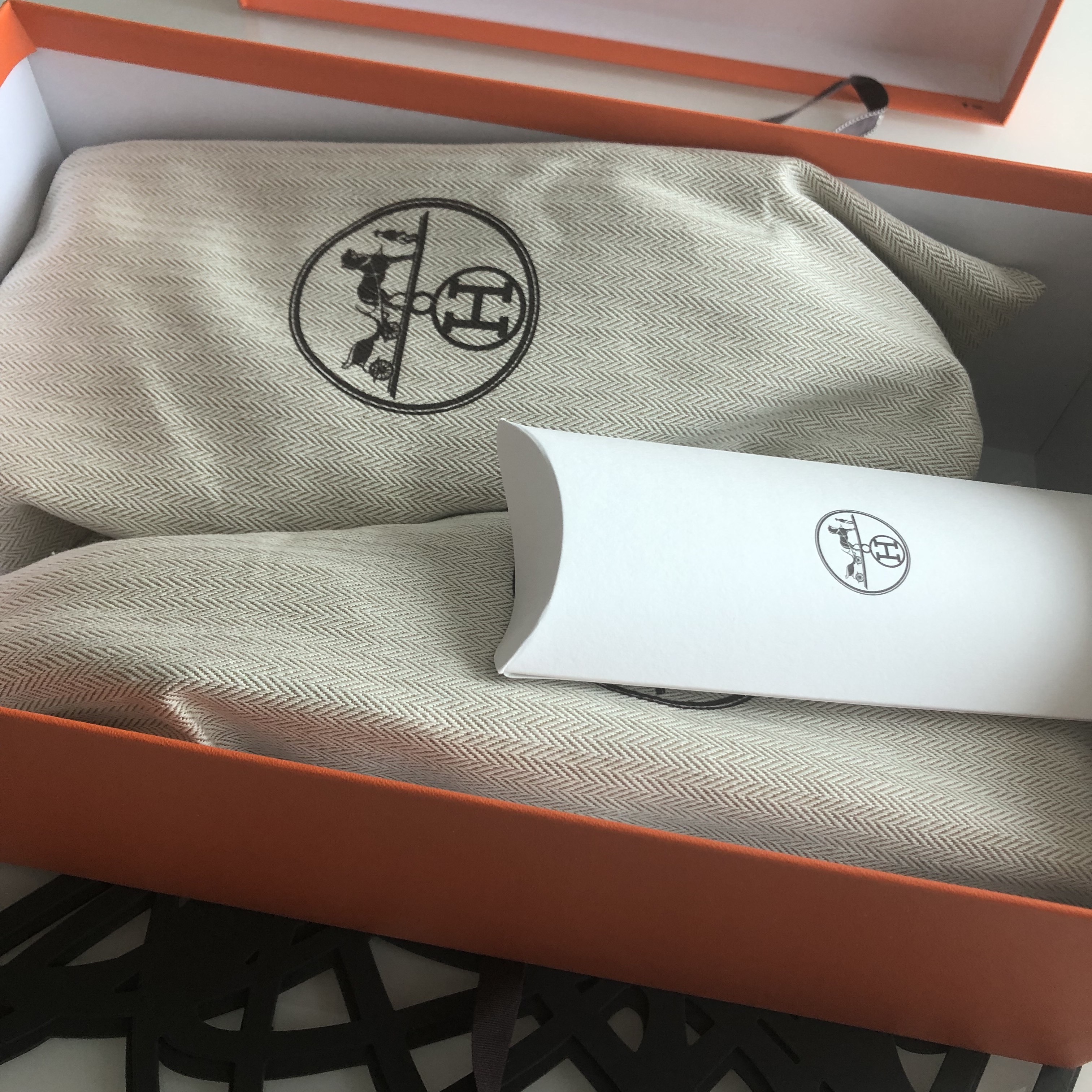 Hermes Trail Sneakers Canvas Calfskin & Prunoir Blanc 착용 스타일 - 4