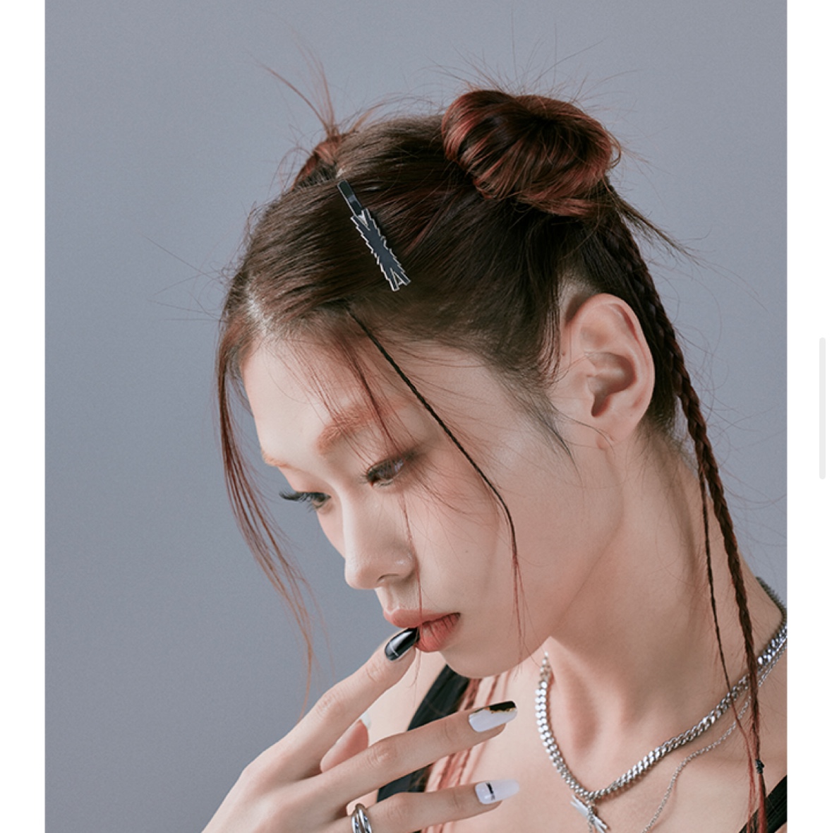LE SSERAFIM Symbol Hair Pin 착용 스타일 - 2