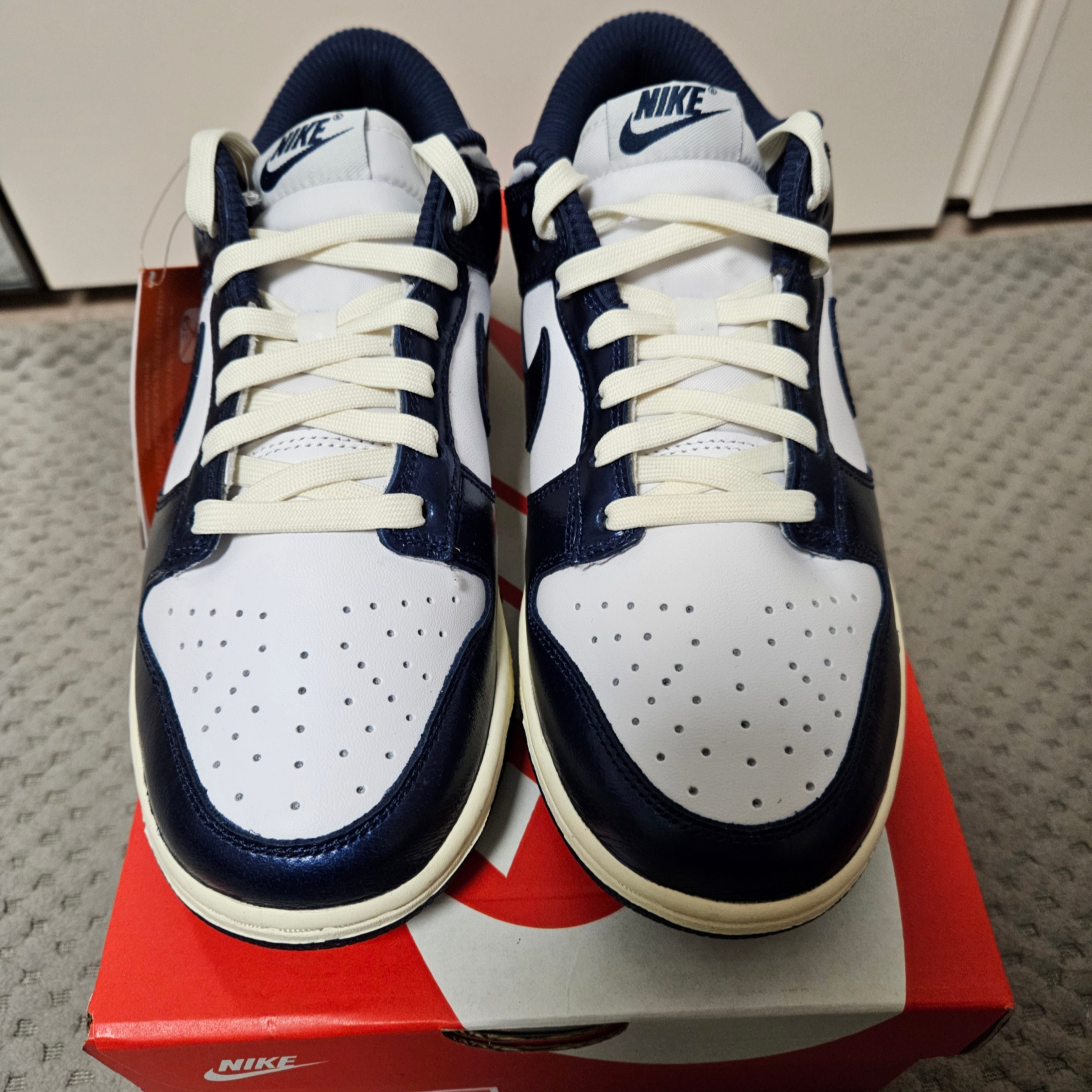 (W) Nike Dunk Low PRM Midnight Navy and White 착용 스타일 - 1