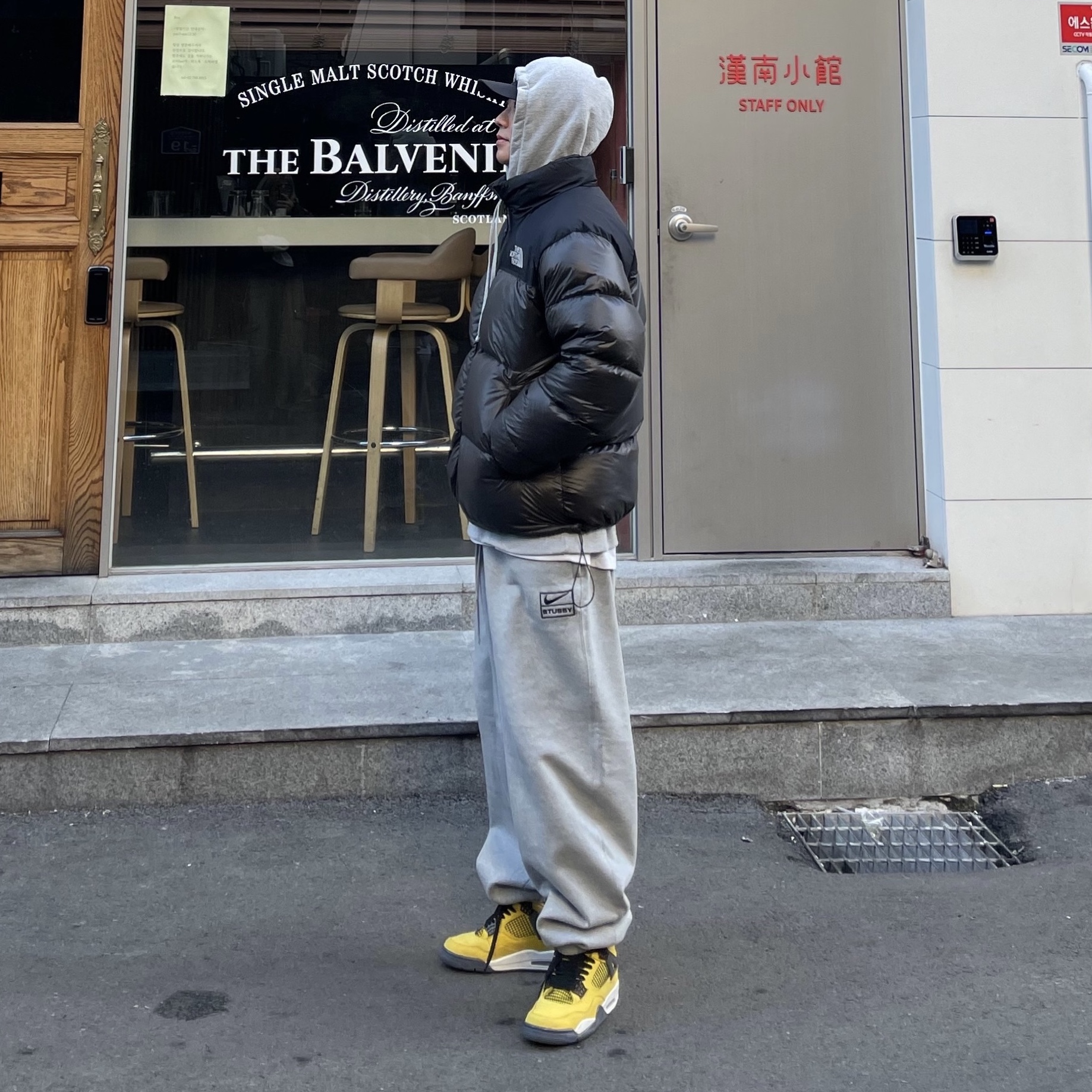 Nike x Stussy NRG Fleece Pants Dark Grey Heather (DO9340-063), Jordan 4 Retro Tour Yellow 착용 스타일 - 1