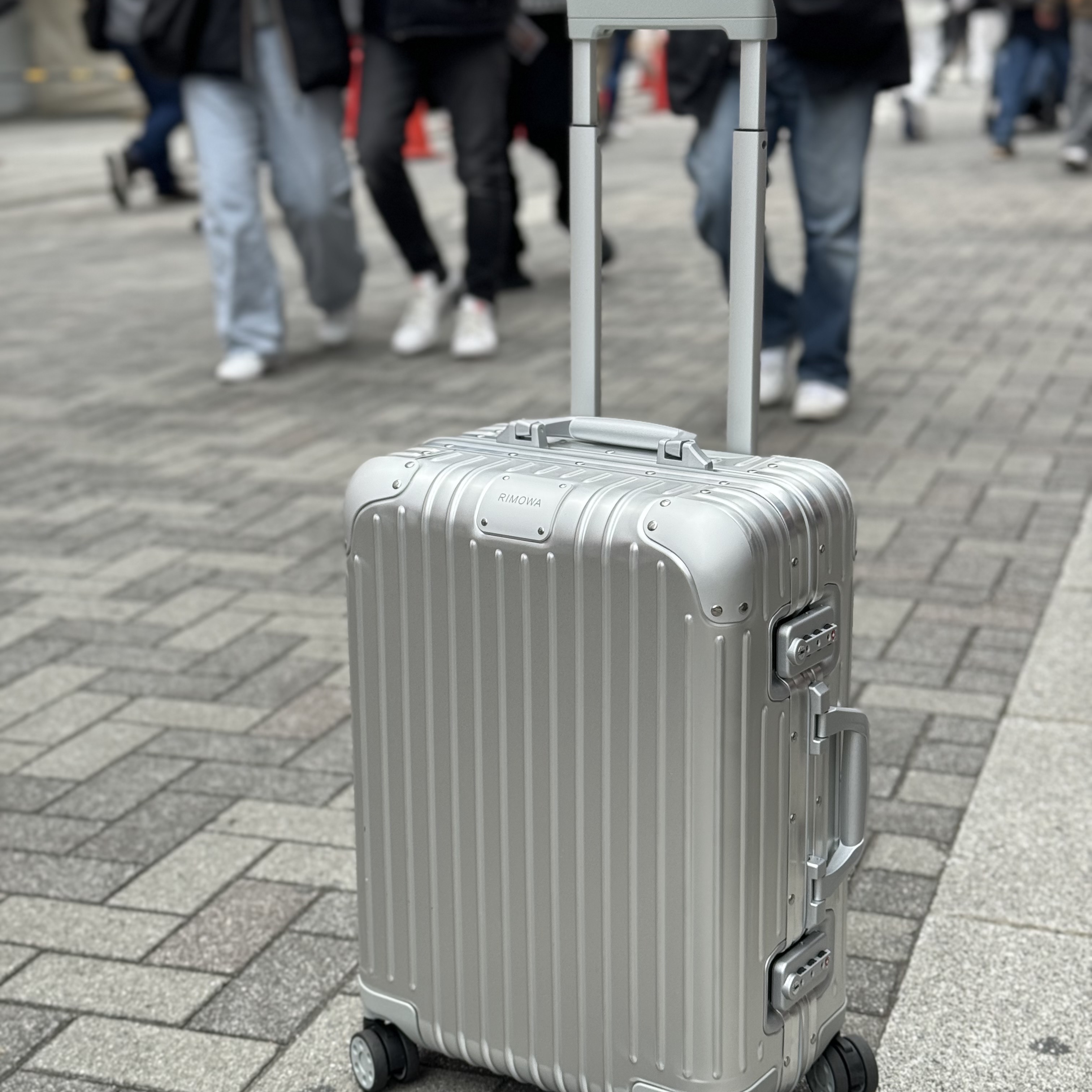 Rimowa Original Cabin Aluminium Suitcase Silver 착용 스타일 - 1