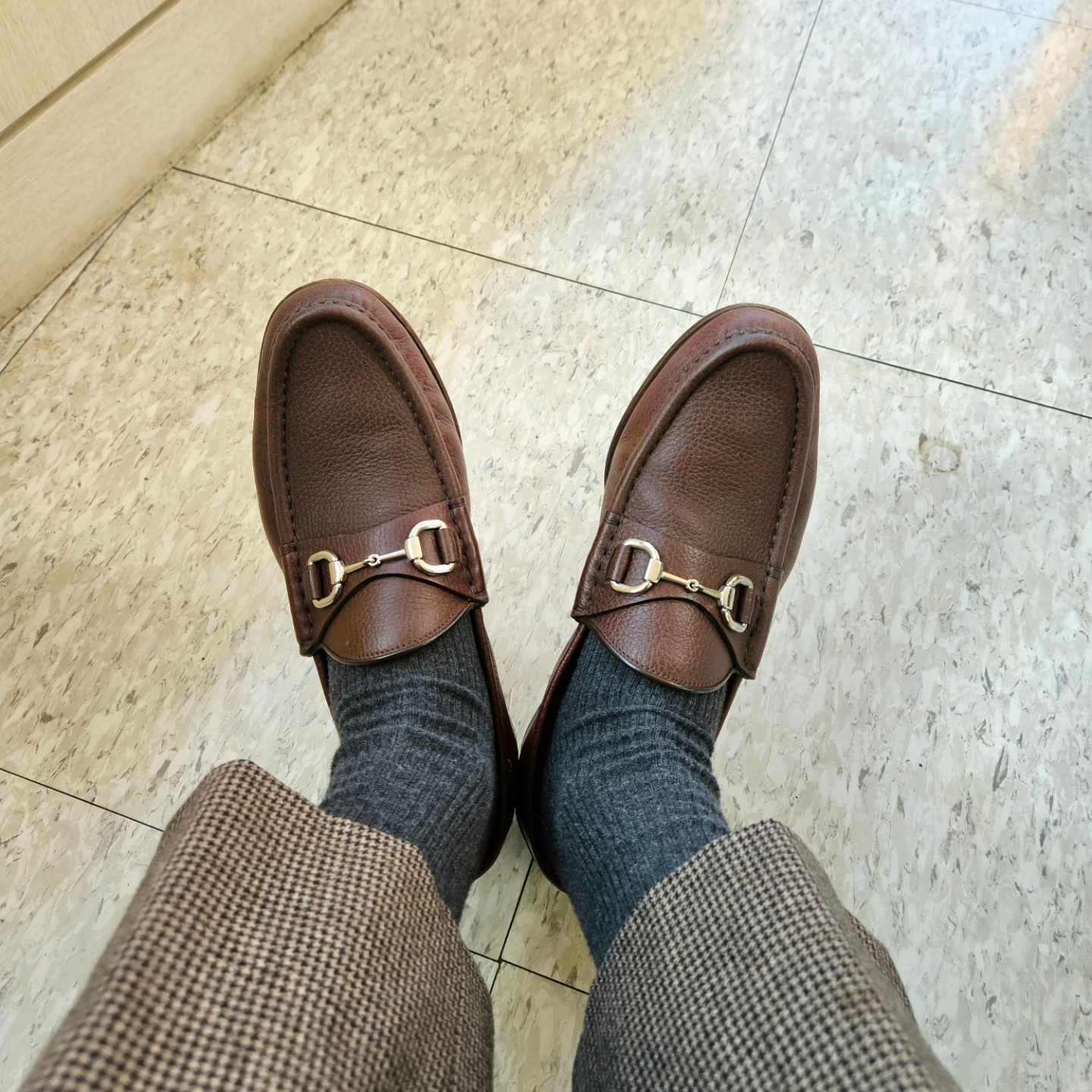 Gucci Loafer with Horsebit Brown Leather, Rolex Submariner 41mm 124060 Black Oyster 착용 스타일 - 5