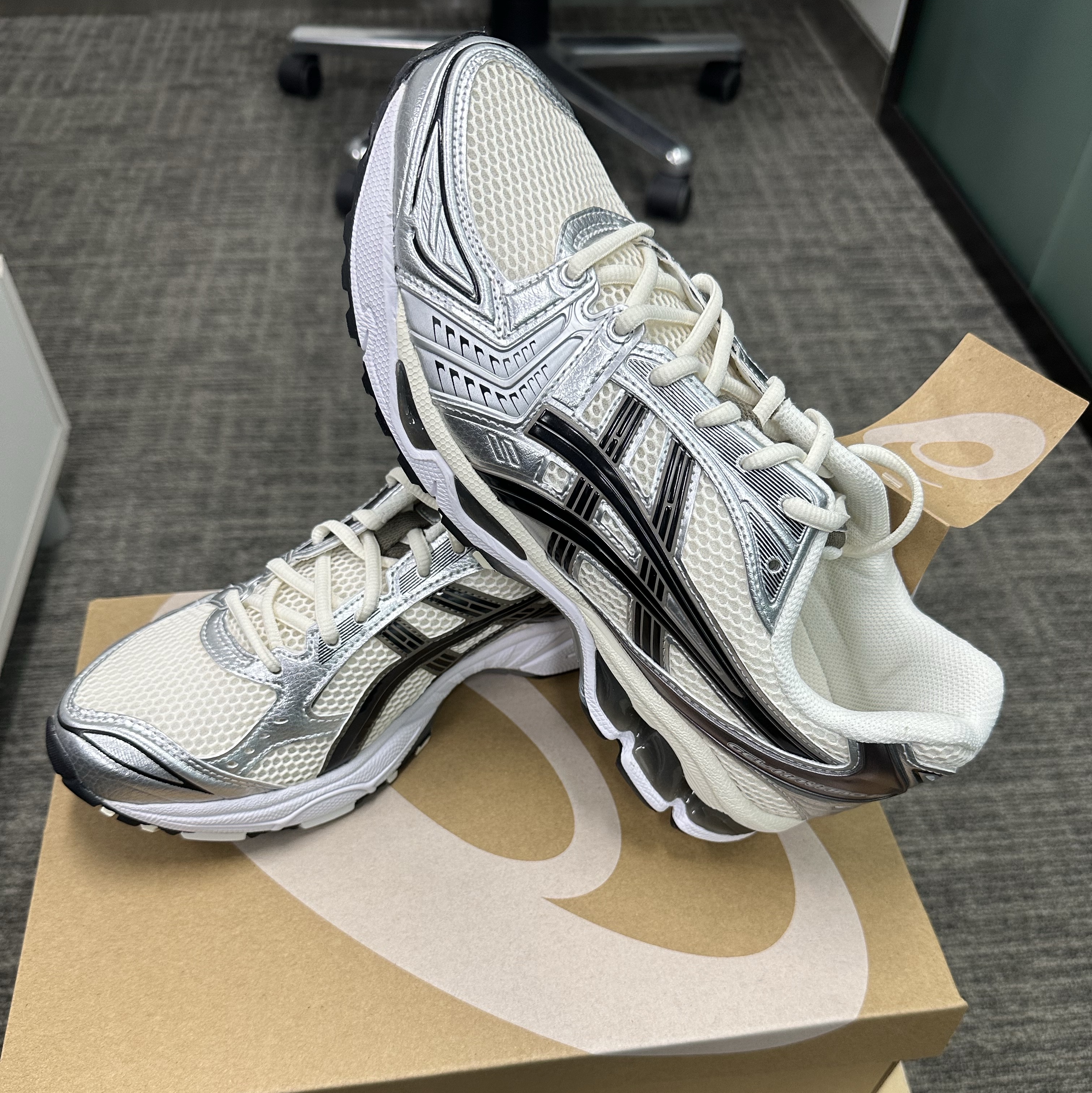 Asics Gel-Kayano 14 Cream Black 착용 스타일 - 1