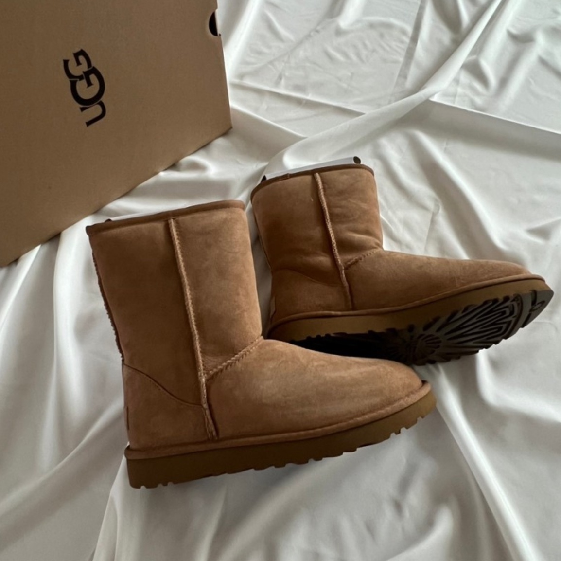 (W) UGG Classic Short II Boots Chestnut 착용 스타일 - 3