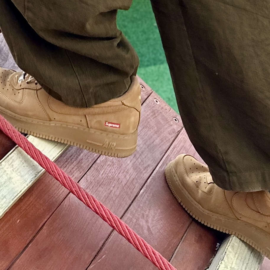 Nike x Supreme Air Force 1 Low Flax 착용 스타일