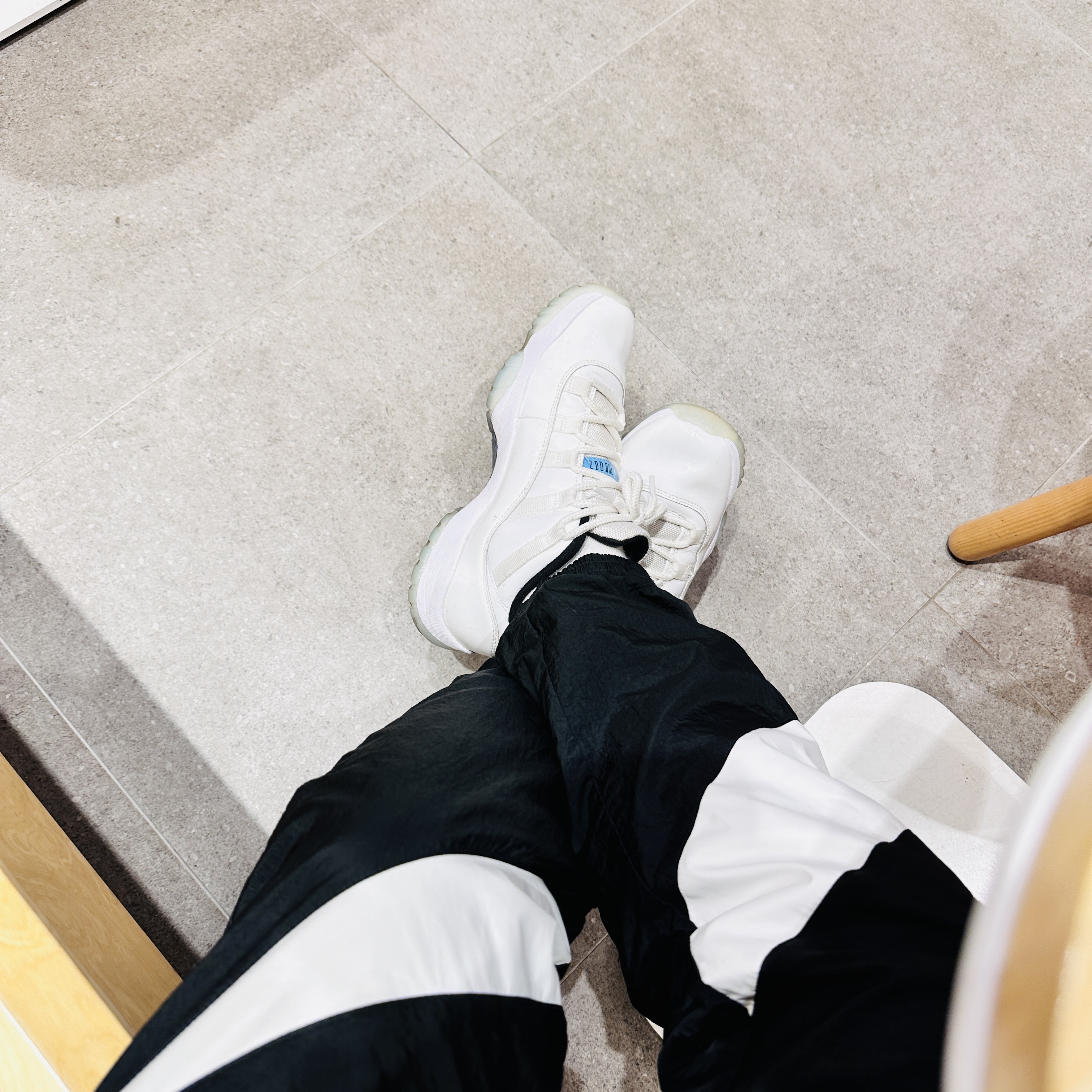 Jordan 11 Retro Low Legend Blue 착용 스타일 - 3