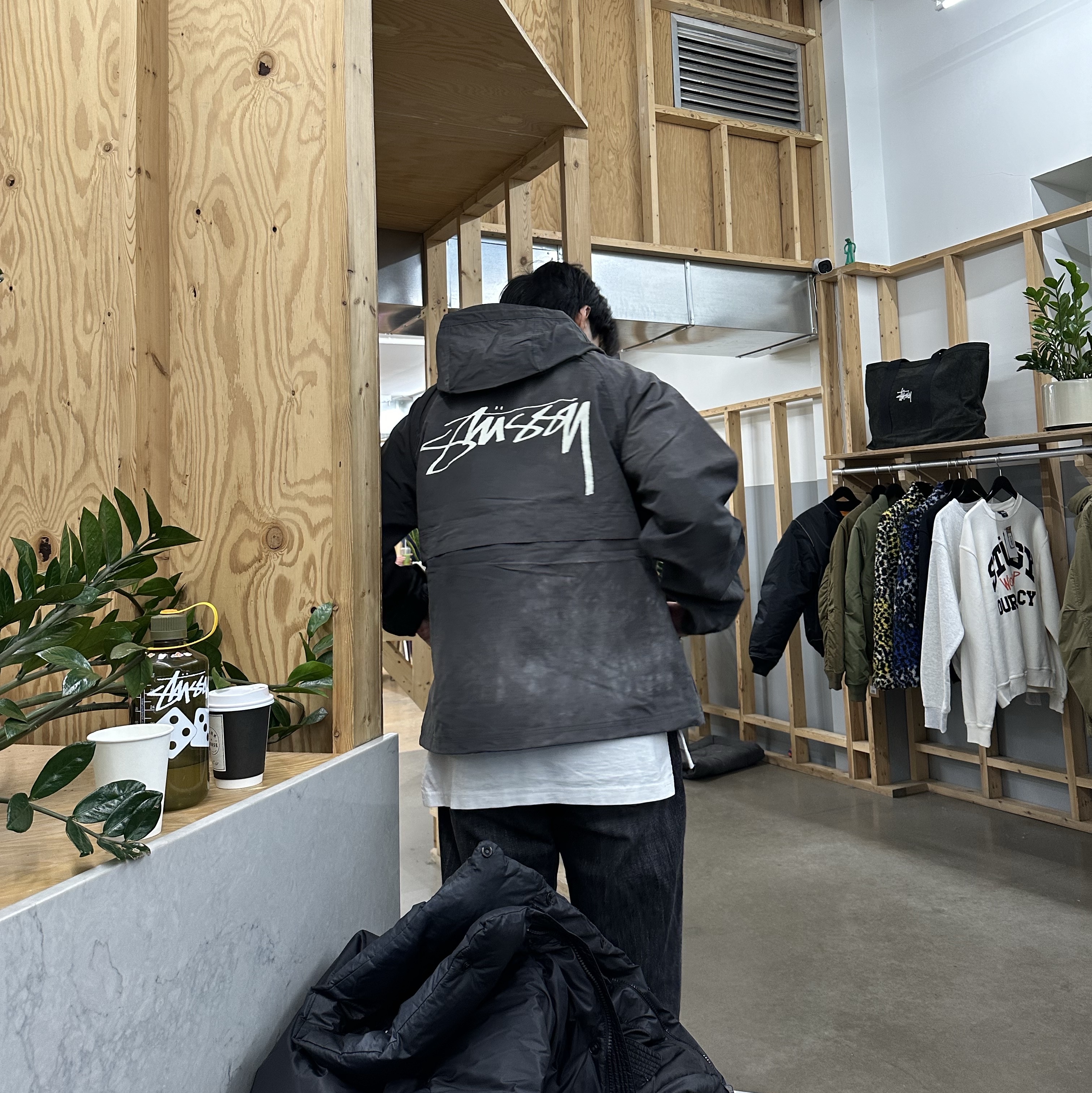 Stussy Wave Dye Beach Shell Jacket Black 착용 스타일