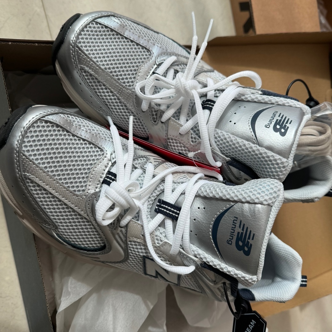 New Balance 530 Steel Grey 착용 스타일 - 1