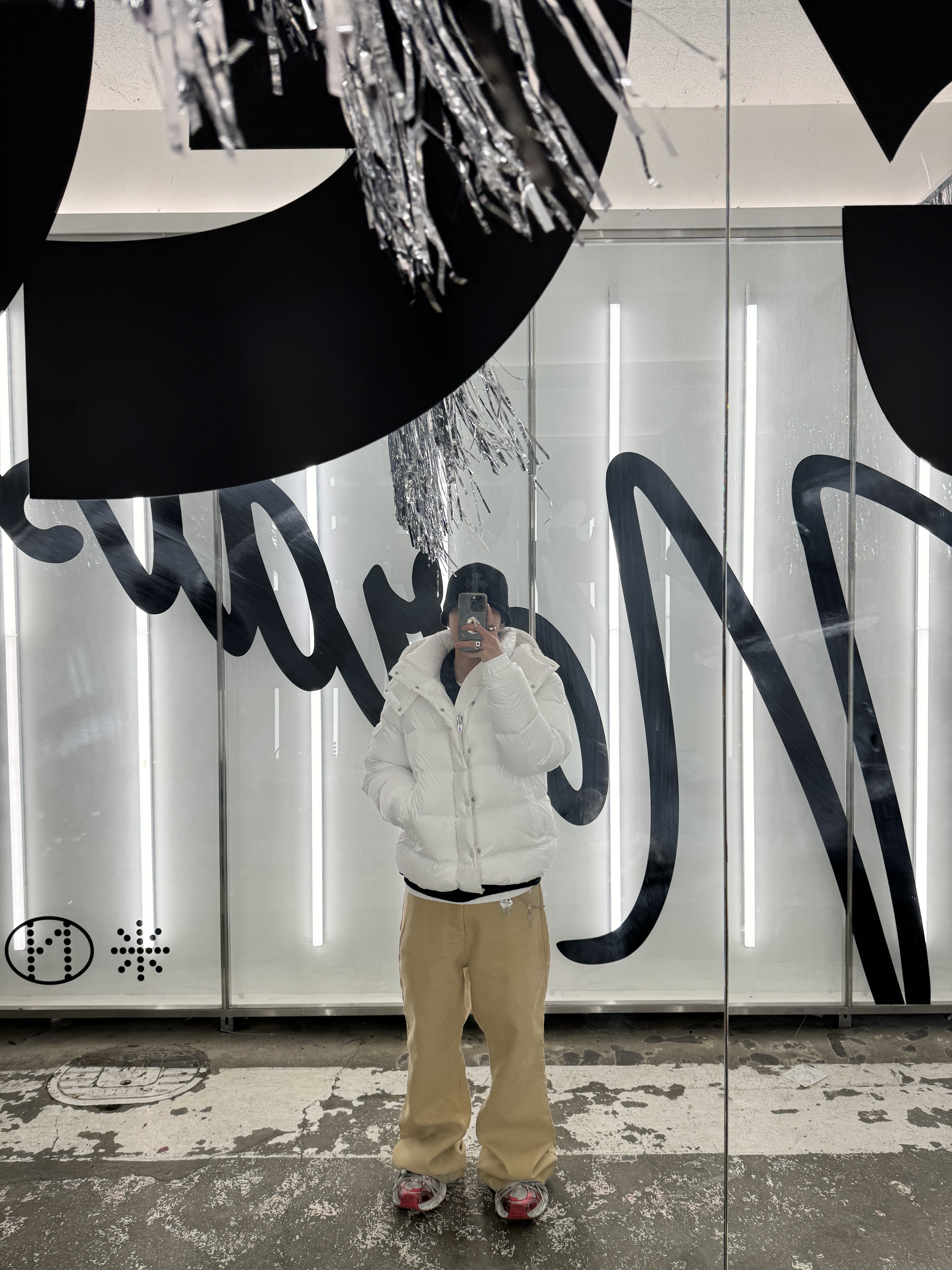 Moncler Vezere Short Down Jacket Off White - 23FW, Chrome Hearts Leather Patch Beanie Black 착용 스타일 - 1