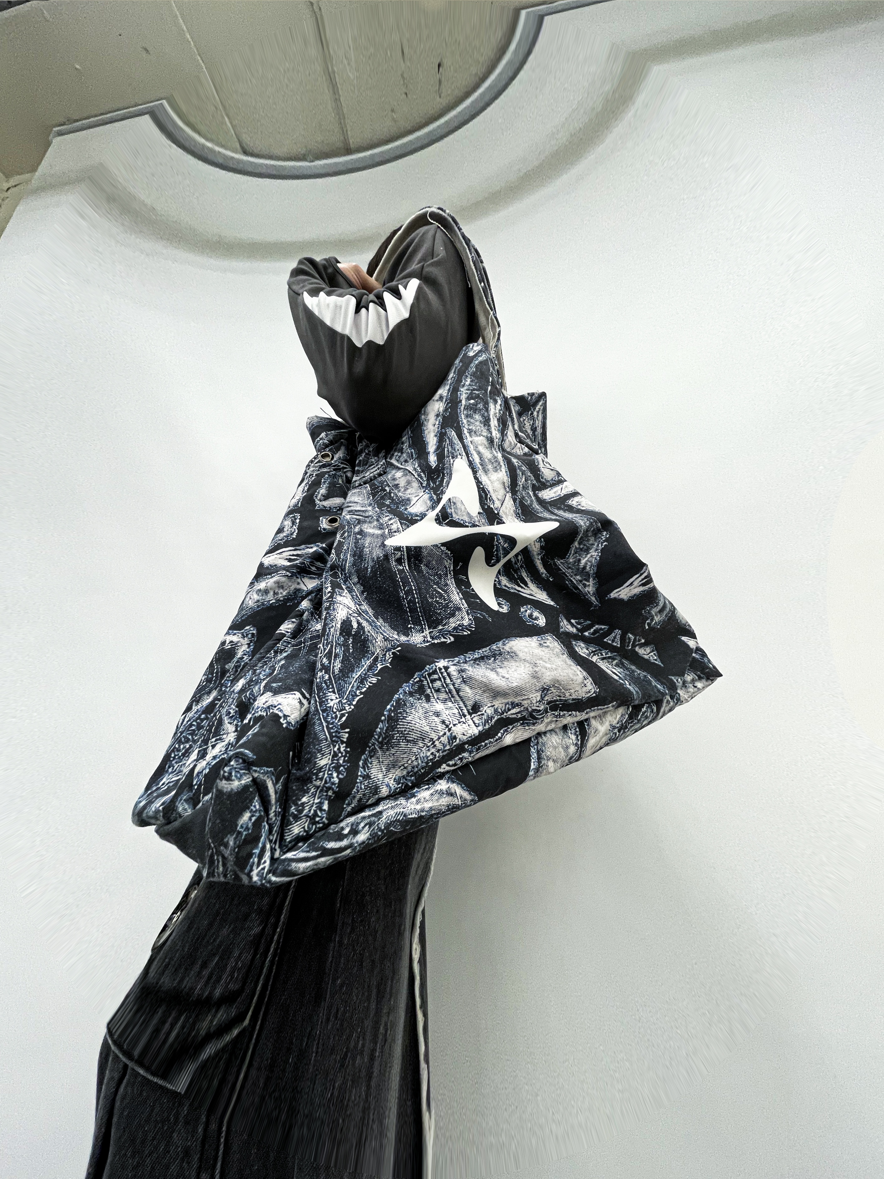 BLR Bolt Tote Bag Navy 착용 스타일 - 3