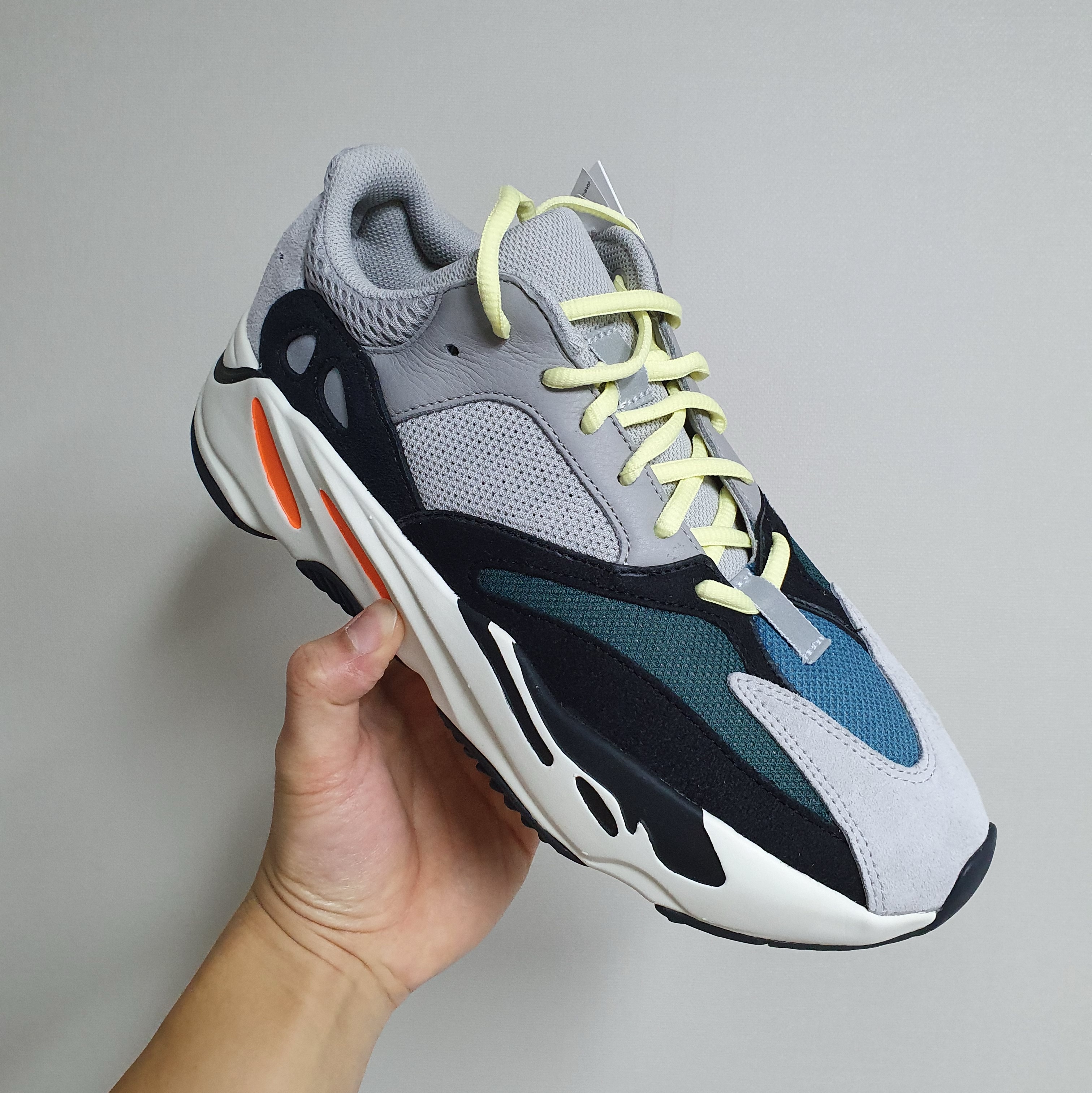 Adidas Yeezy Boost 700 Wave Runner Solid Grey 2021/2022 착용 스타일