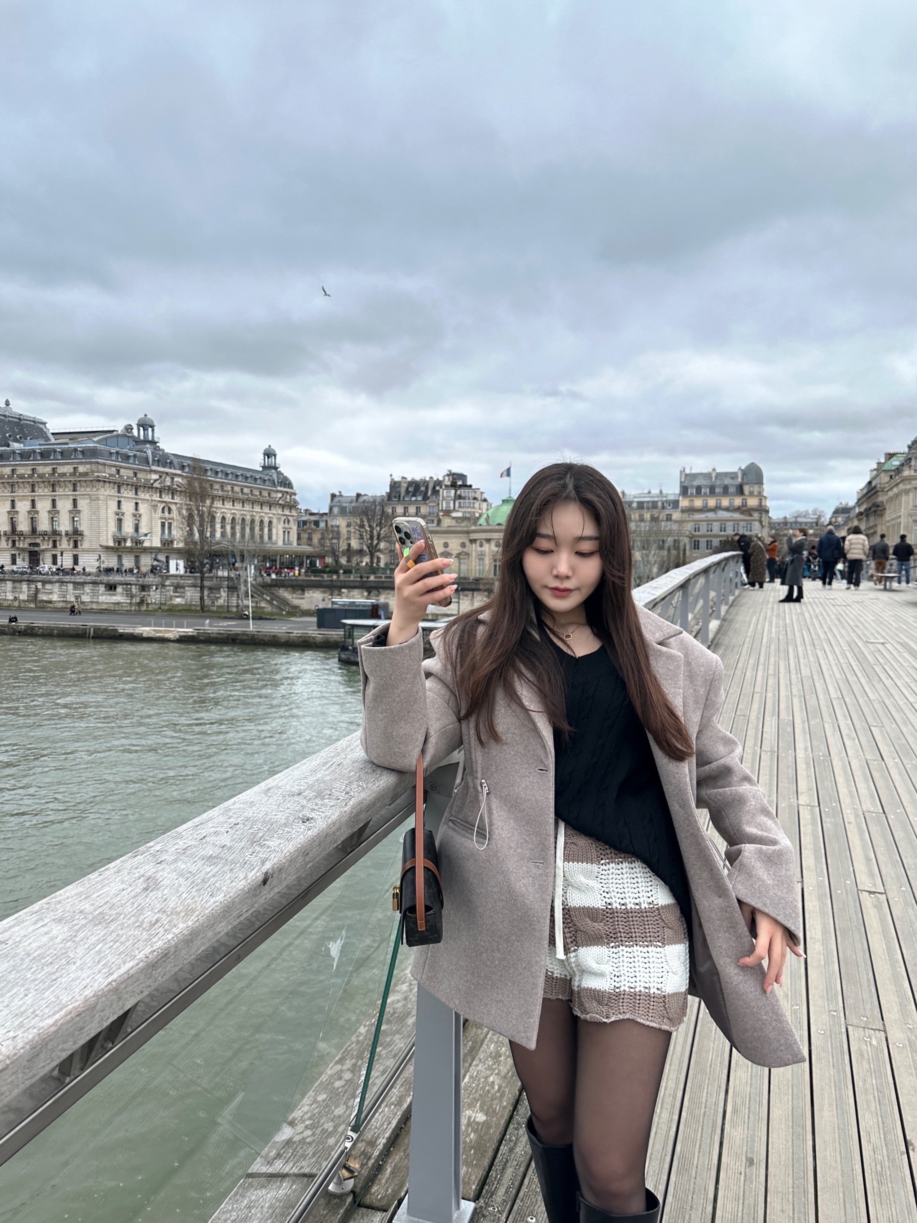 Celine Clutch On Strap Tabou in Triomphe Canvas Calfskin Tan 착용 스타일 - 2