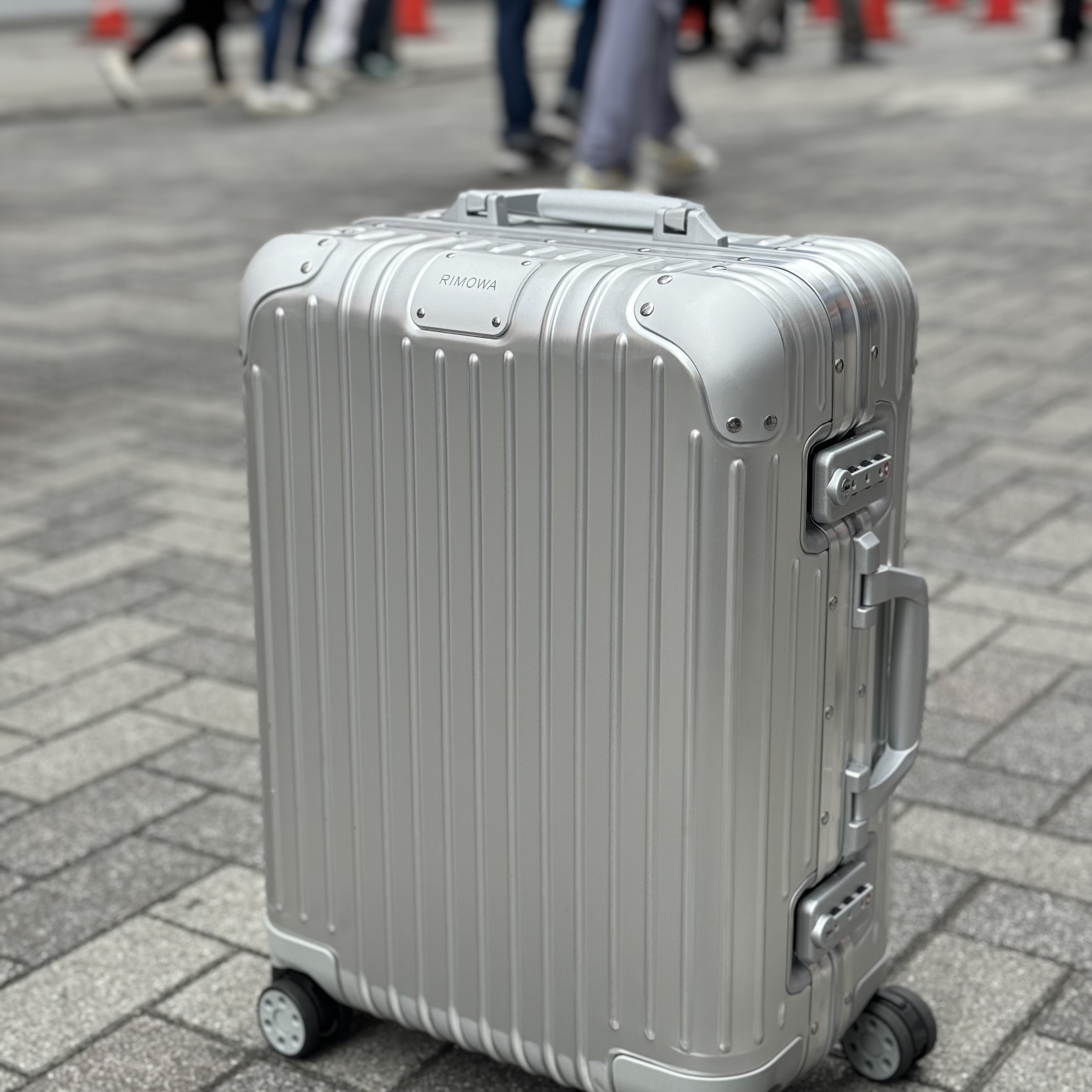 Rimowa Original Cabin Aluminium Suitcase Silver 착용 스타일 - 2
