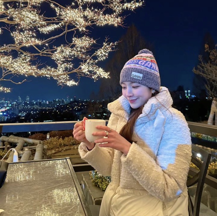 Ganni Graphic Wool Beanie Mlticolour 착용 스타일