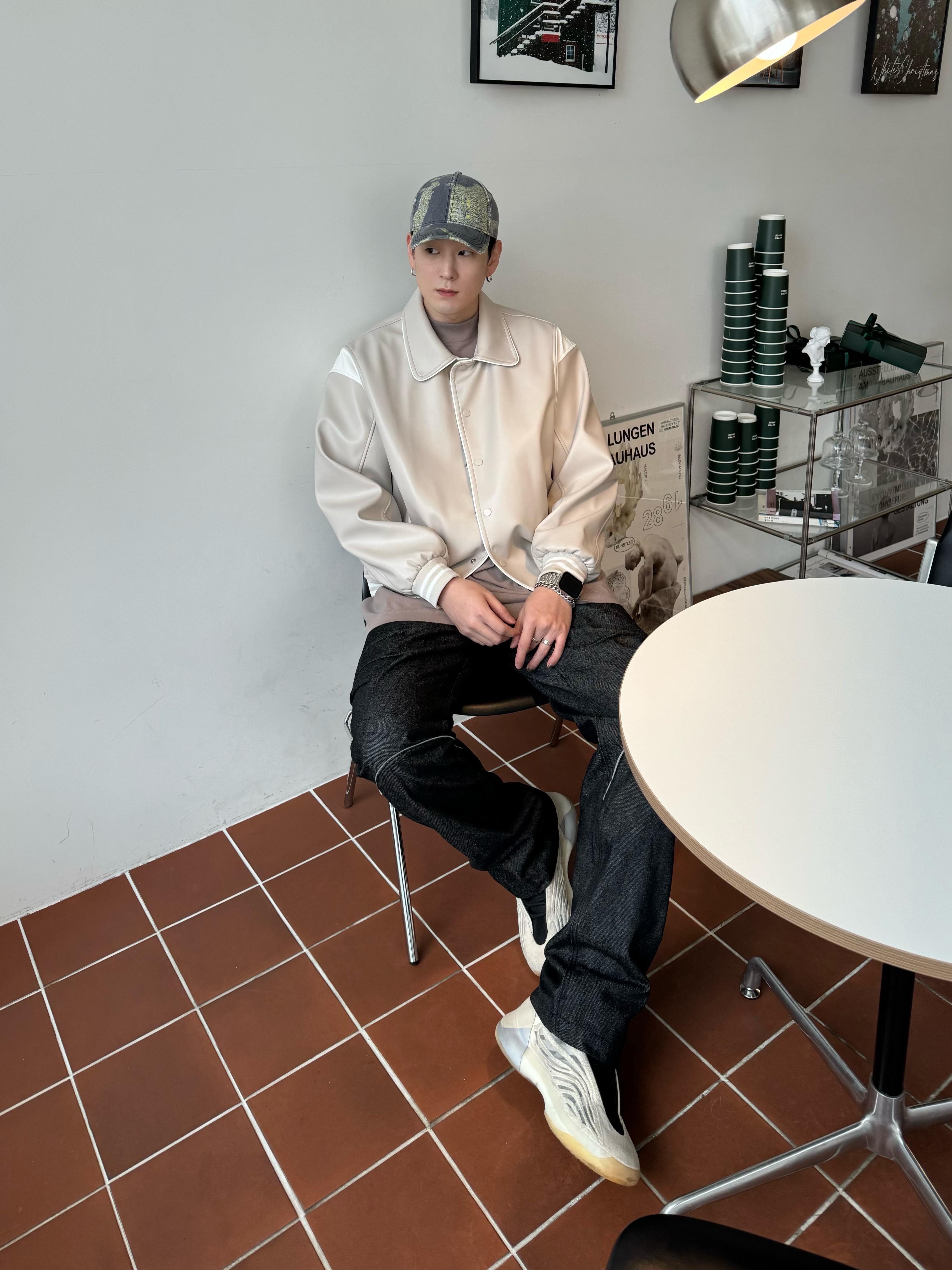 Adidas Yeezy QNTM Mist Slate, Yeezy Gap Engineered By Balenciaga Dove Long Sleeve T-Shirt Beige 착용 스타일 - 1