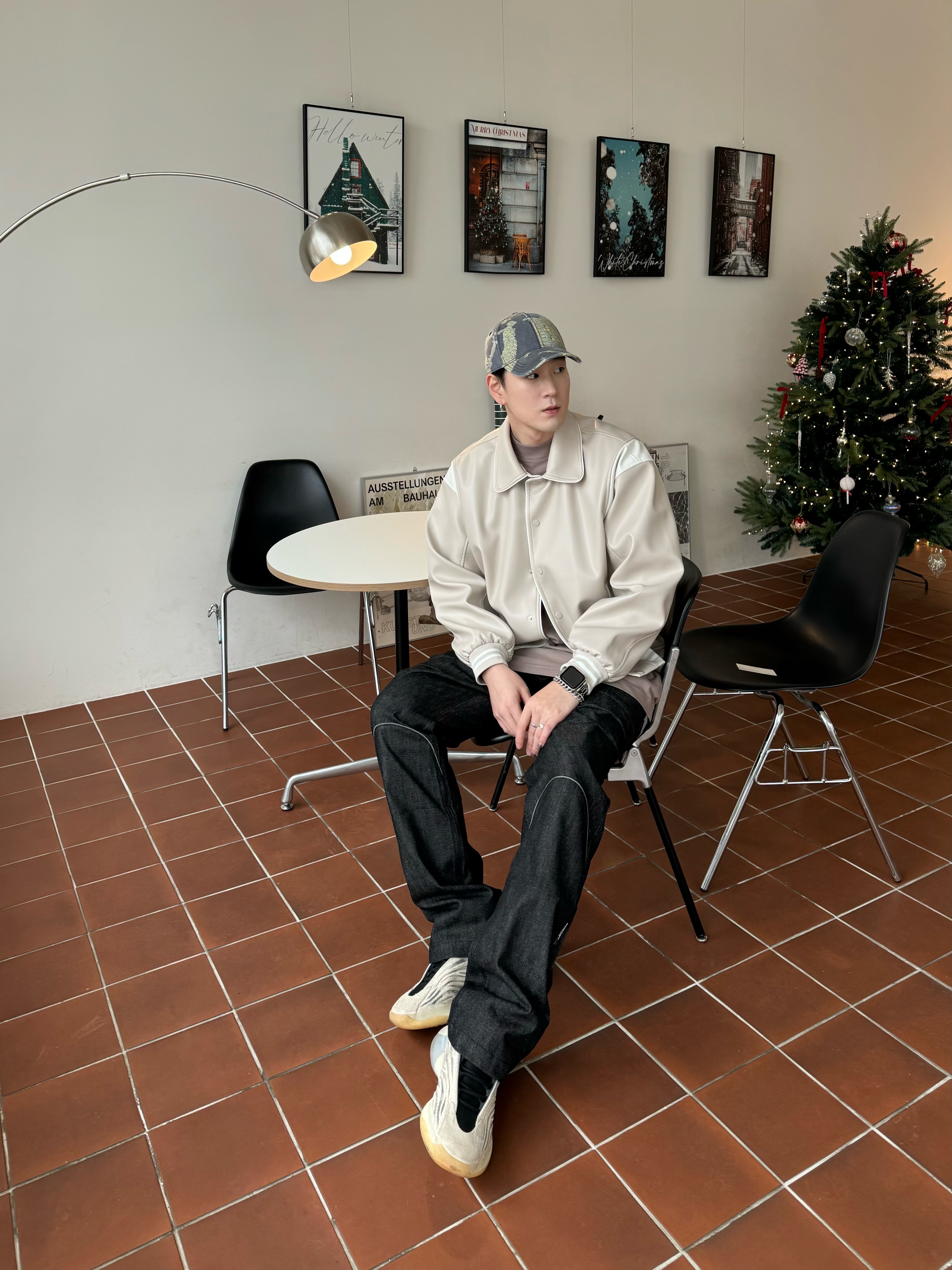Adidas Yeezy QNTM Mist Slate, Yeezy Gap Engineered By Balenciaga Dove Long Sleeve T-Shirt Beige 착용 스타일 - 2