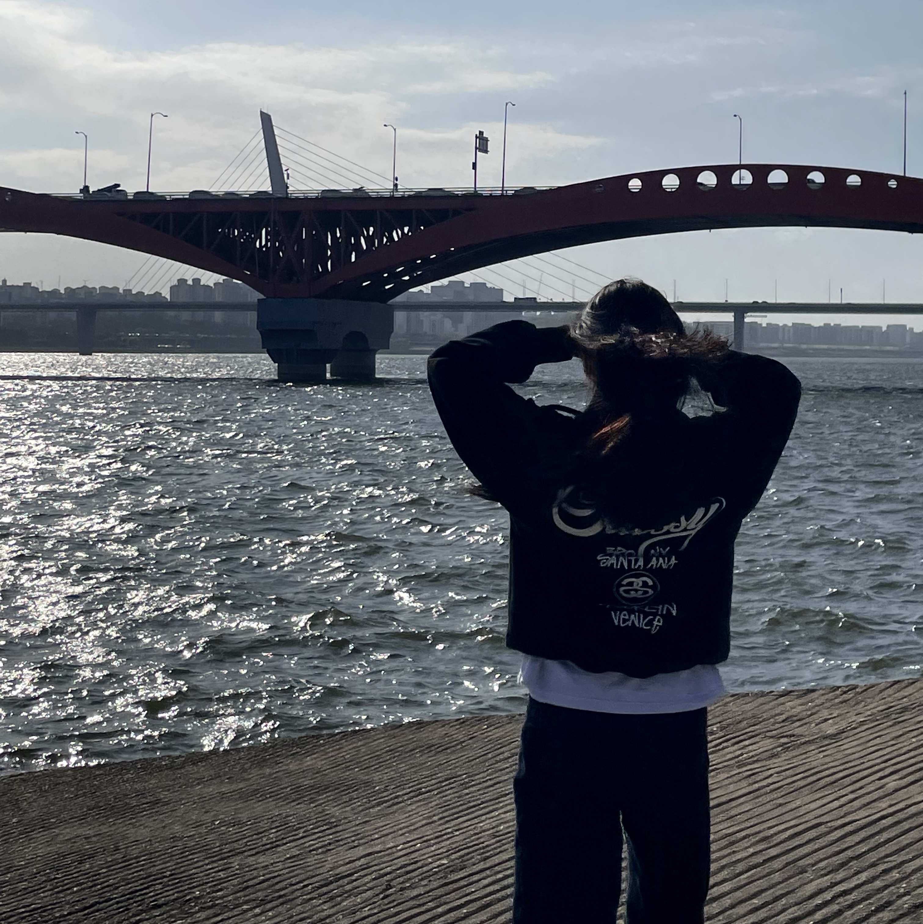 Stussy World Tour Hoodie Black 2023, Nike Air Force 1 '07 Low White 착용 스타일 - 1