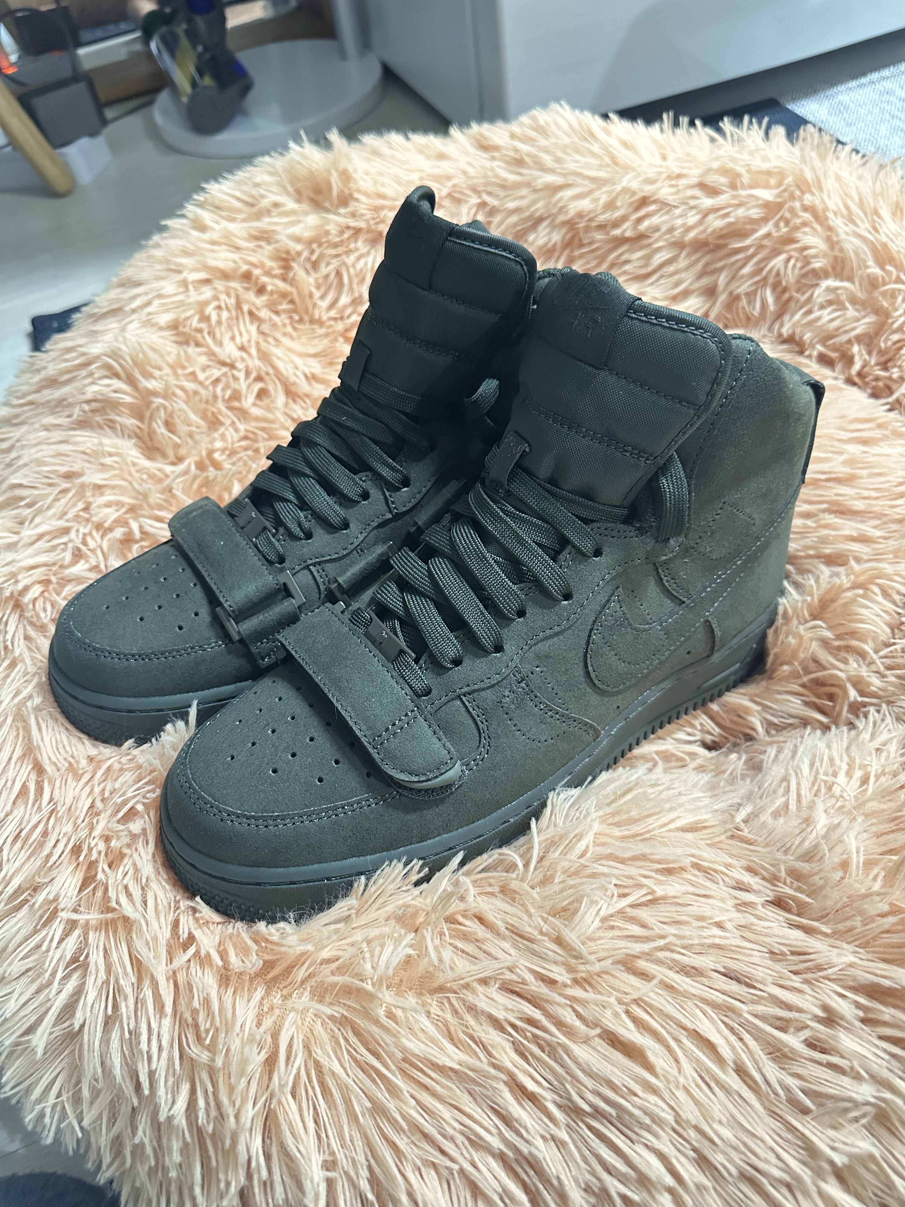 Nike x Billie Eilish Air Force 1 High '07 SP Sequoia 착용 스타일 - 2