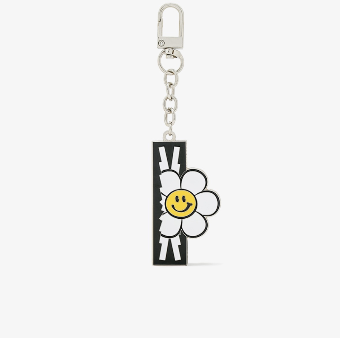 LE SSERAFIM x Wiggle Wiggle Metal Keyring 착용 스타일 - 4