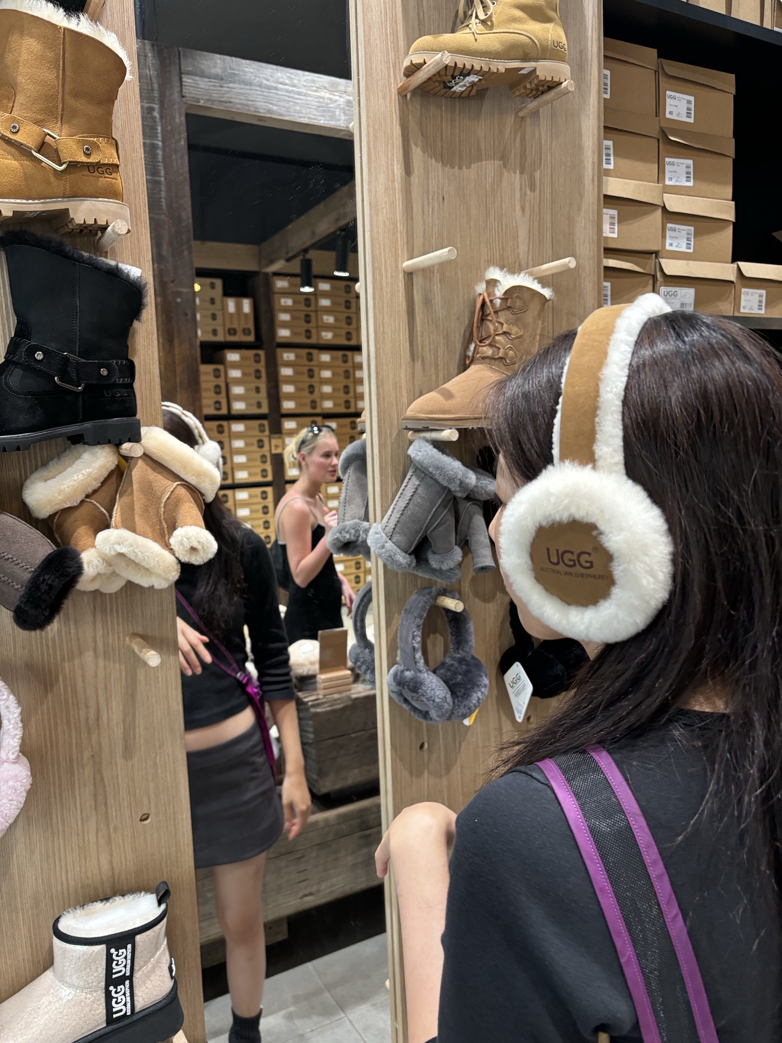 (W) UGG Embroidered Logo Earmuff Chestnut 착용 스타일