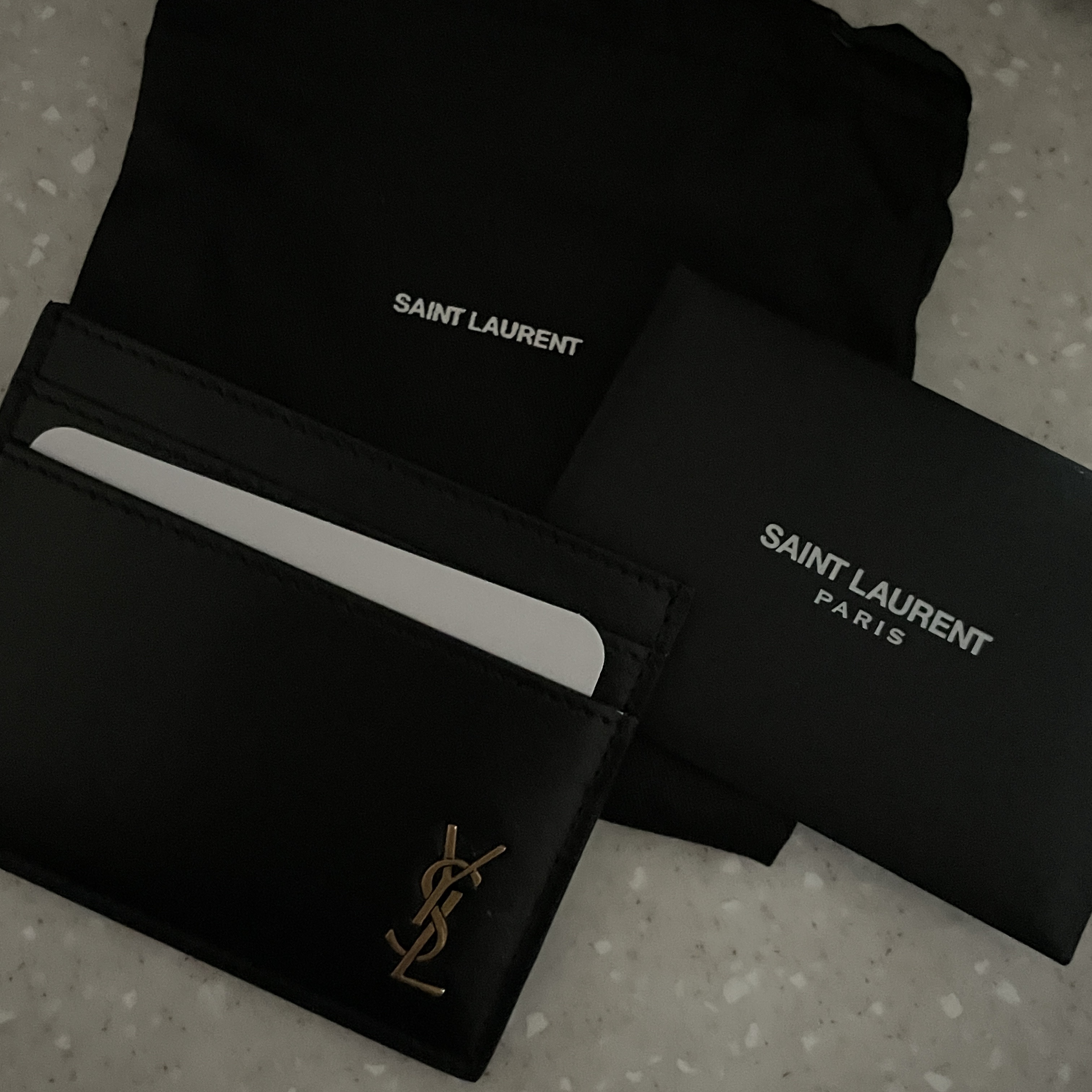 Saint Laurent Tiny Monogram Shiny Leather Card Case Black 착용 스타일