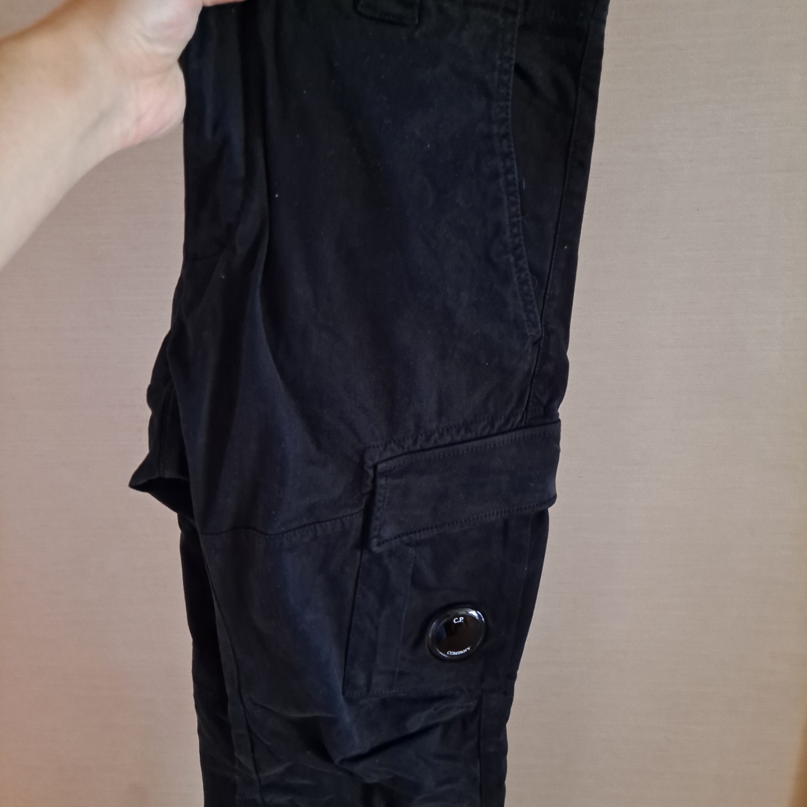 C.P. Company Stretch Sateen Cargo Pants Ergonomic Fit Black - 22FW 착용 스타일