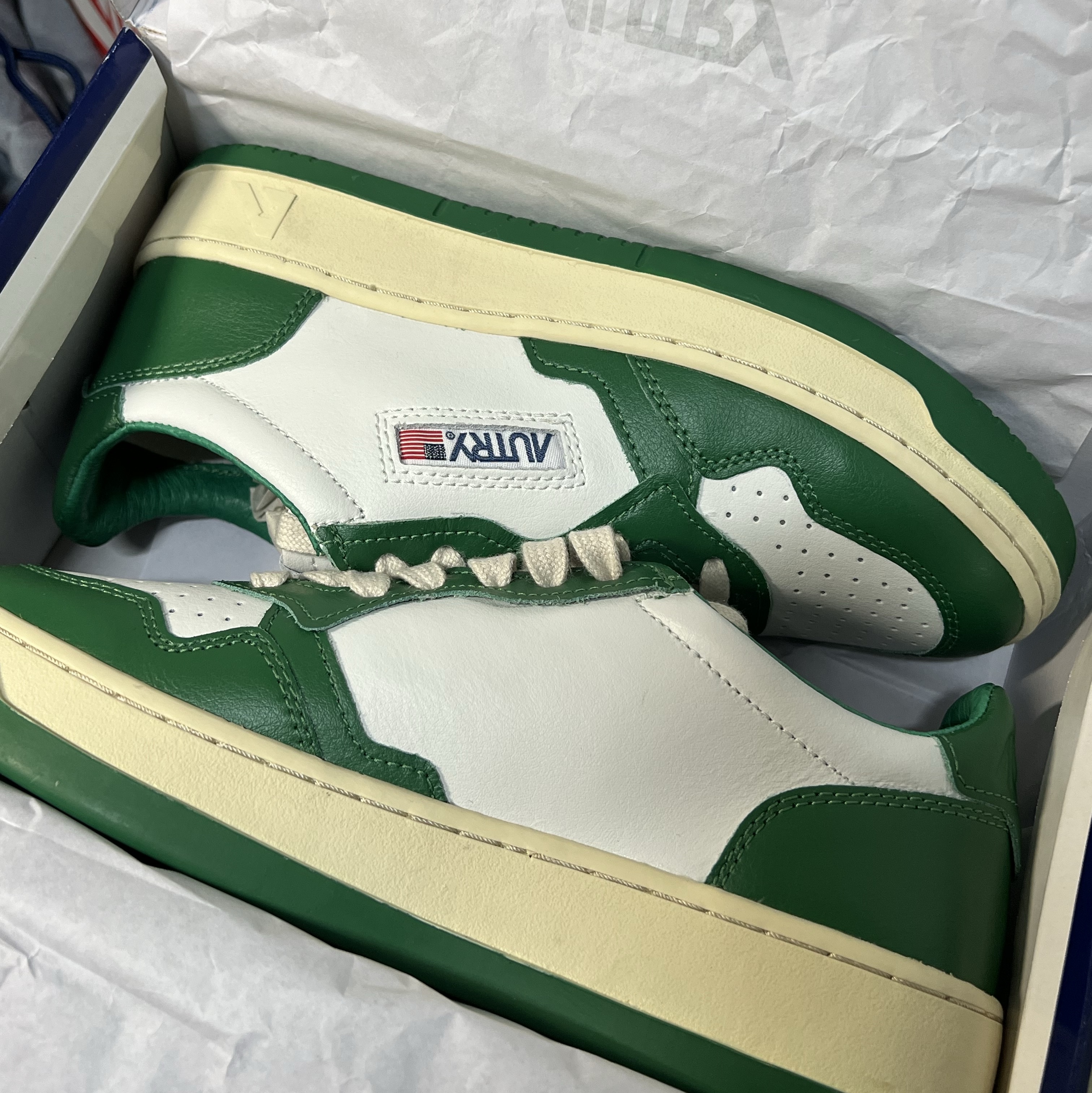 (W) Autry Medalist Low Leather Sneakers Green White 착용 스타일 - 2