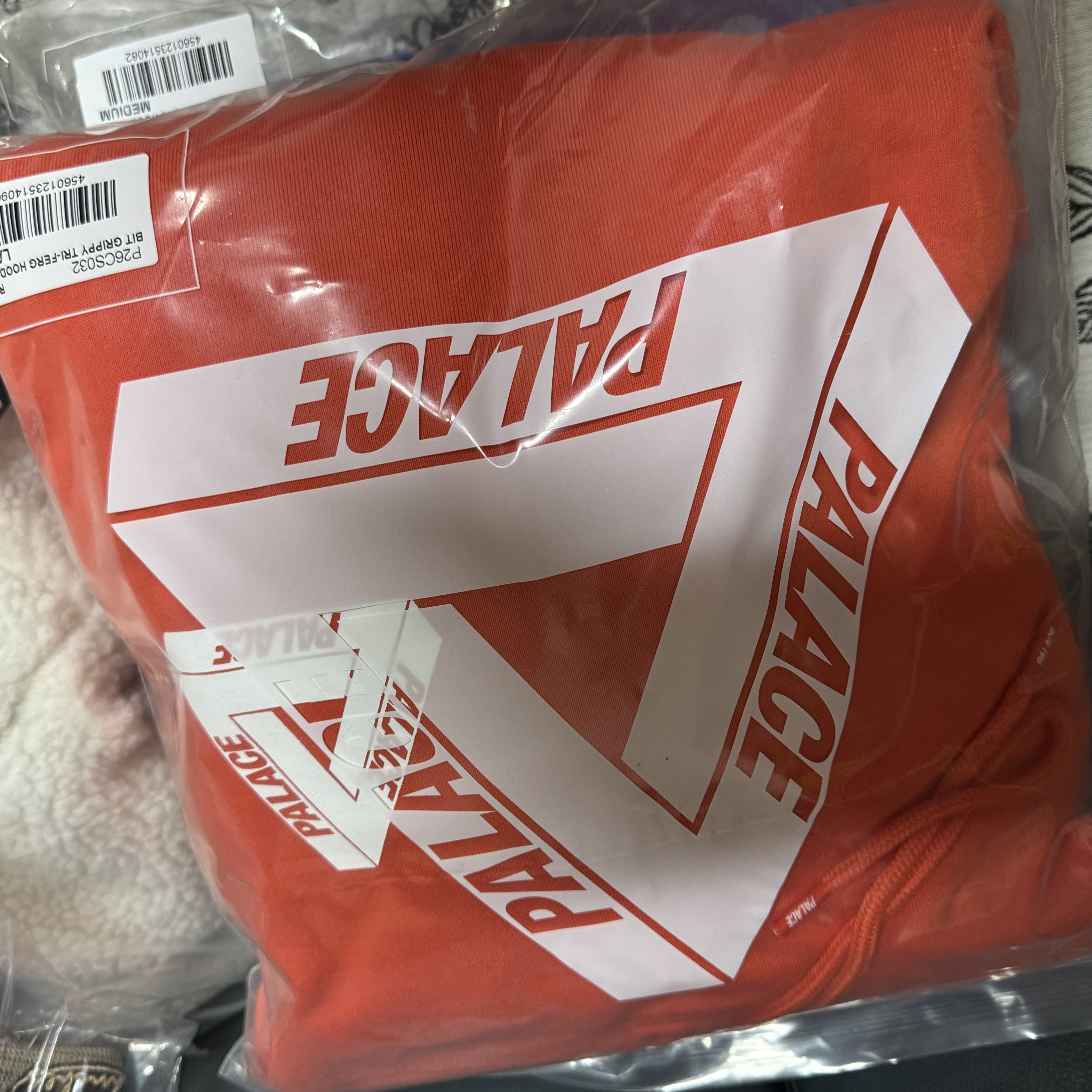 Palace Bit Grippy Tri-Ferg Hood Rouge - 24SS 착용 스타일