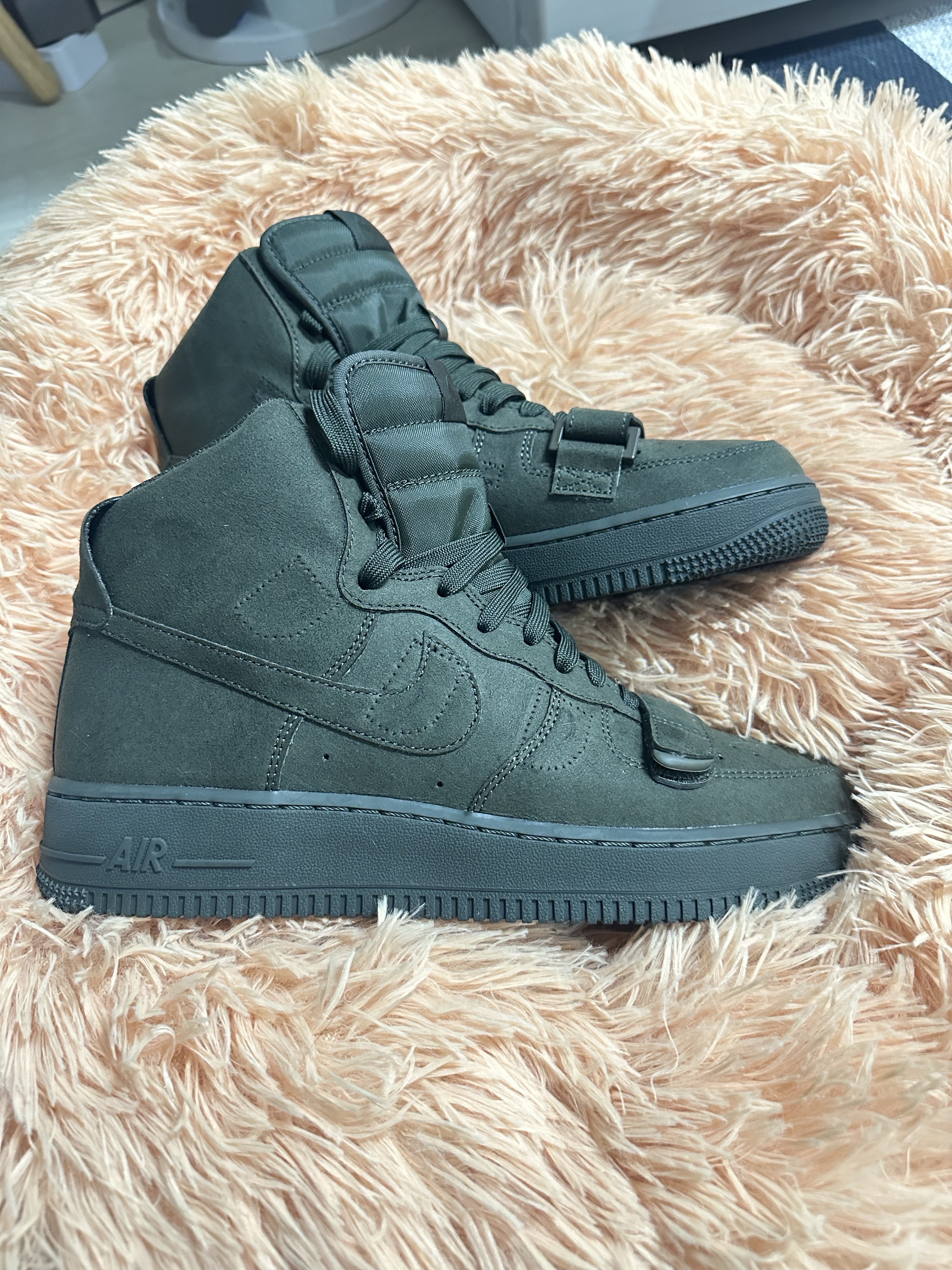 Nike x Billie Eilish Air Force 1 High '07 SP Sequoia 착용 스타일 - 1