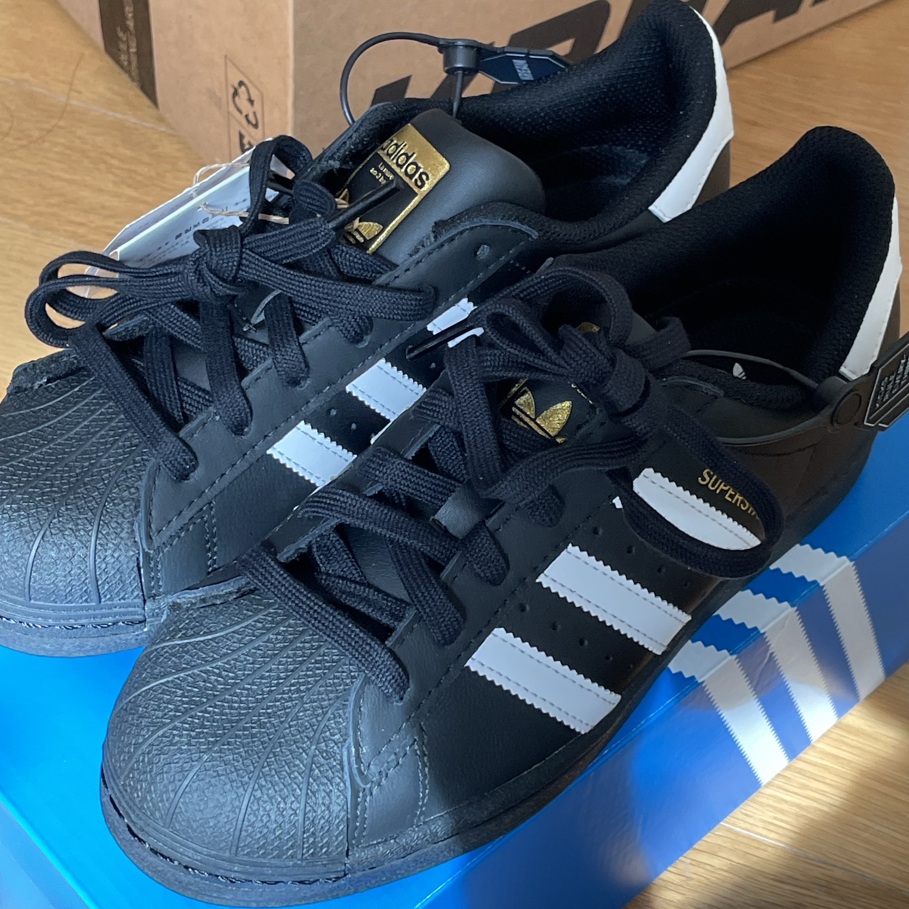 (J) Adidas Superstar Black White 착용 스타일