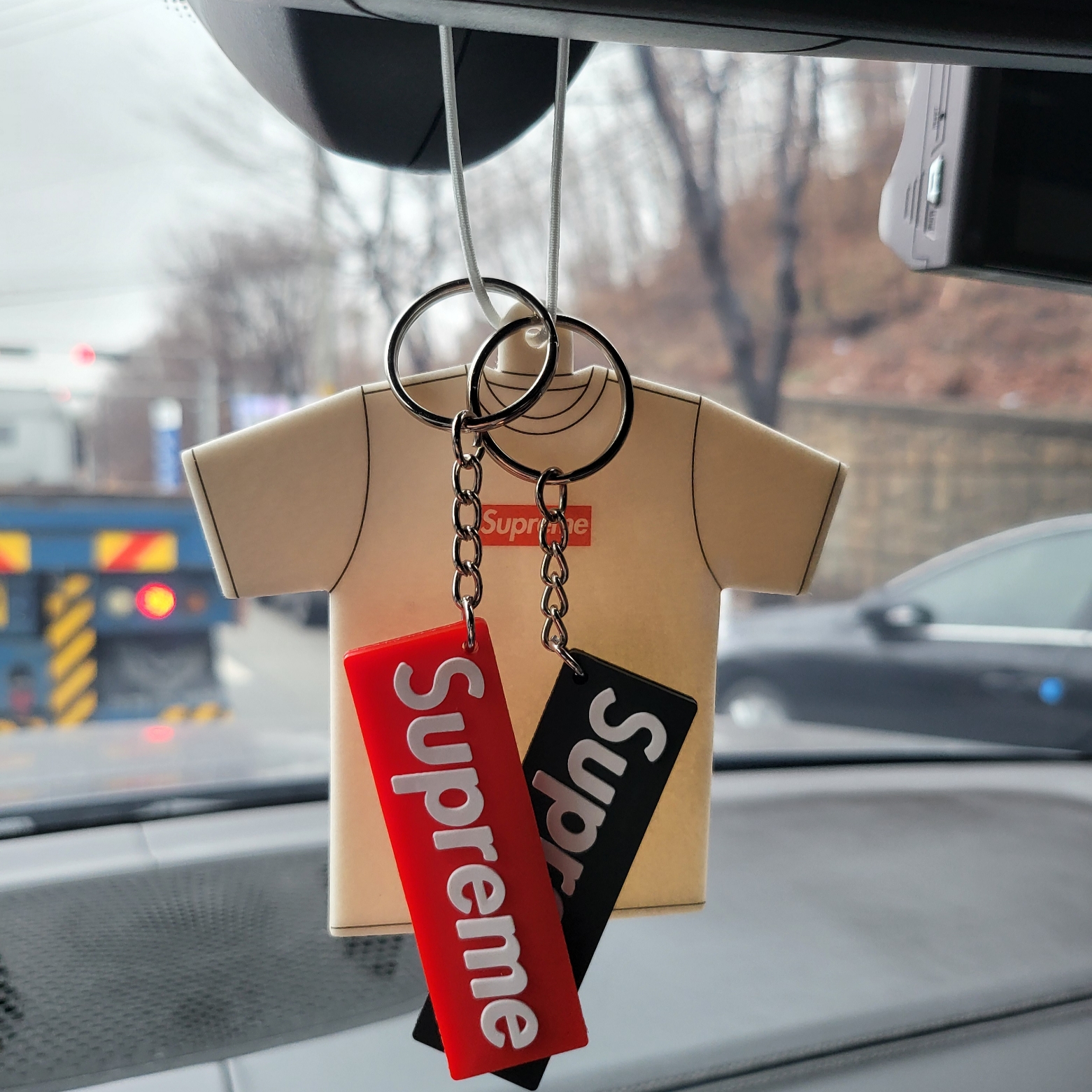 Supreme Kuumba T-Shirt Air Freshener White - 22FW 착용 스타일 - 2