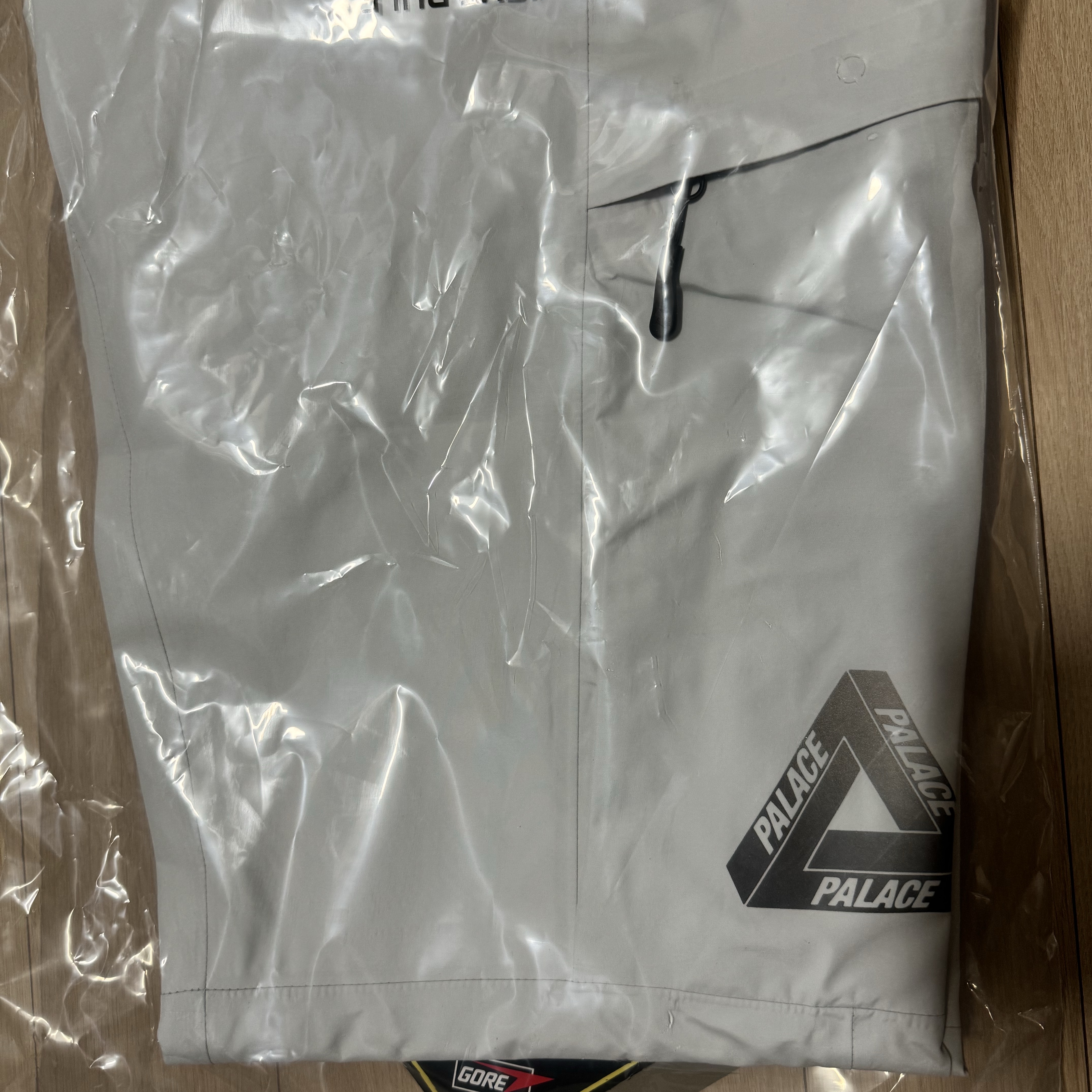 Palace Gore-Tex Cargo Bottom White - 23SS 착용 스타일 - 1