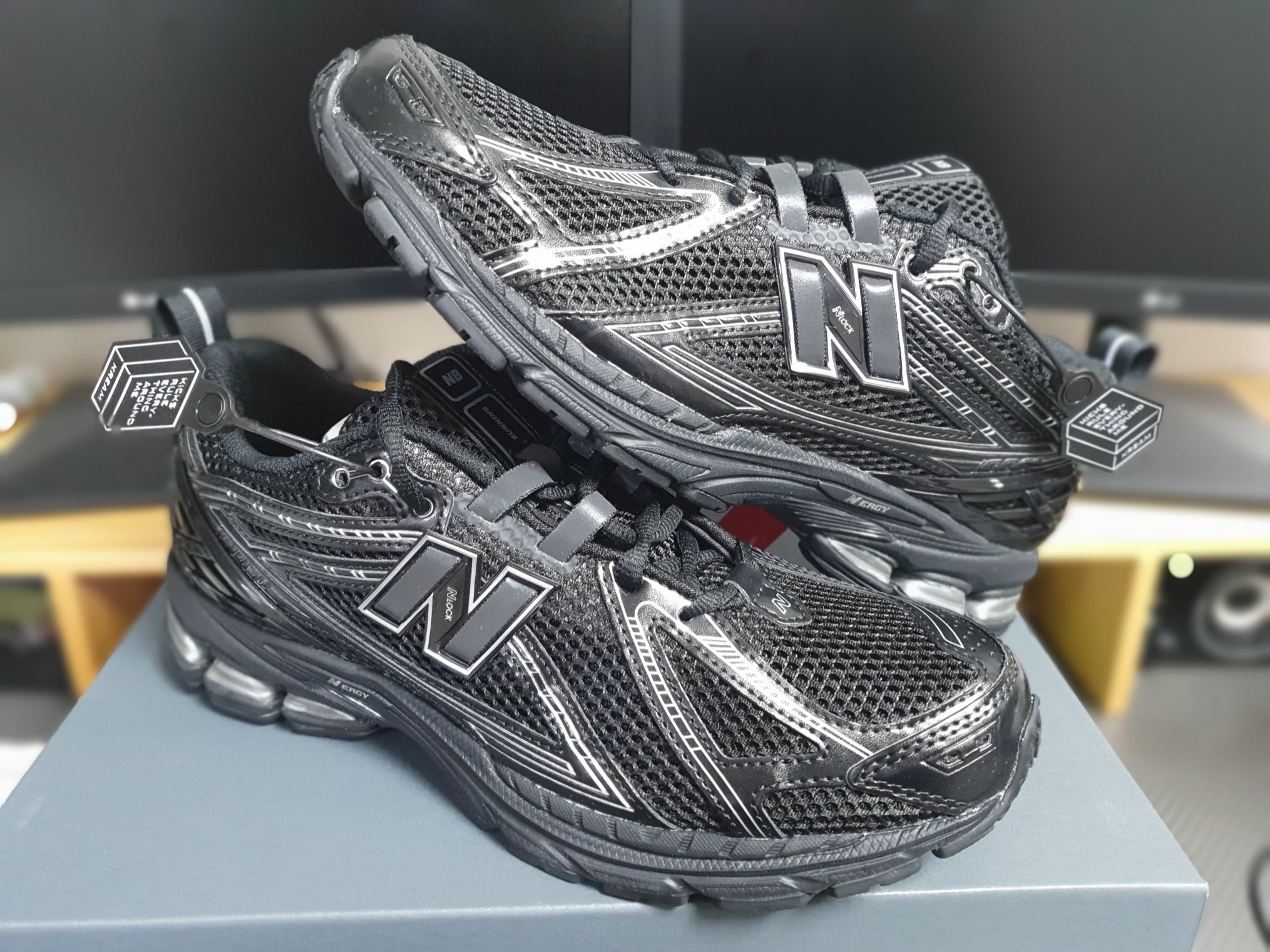 New Balance 1906R Black Silver Metallic 착용 스타일
