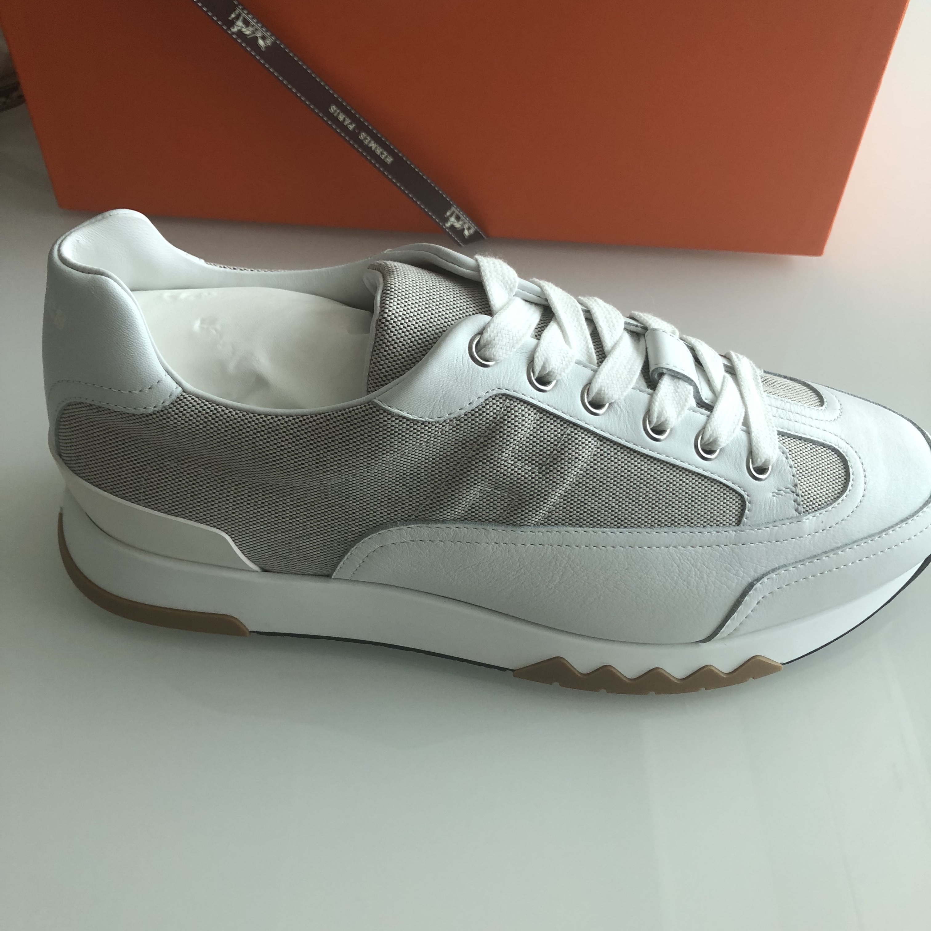 Hermes Trail Sneakers Canvas Calfskin & Prunoir Blanc 착용 스타일 - 5